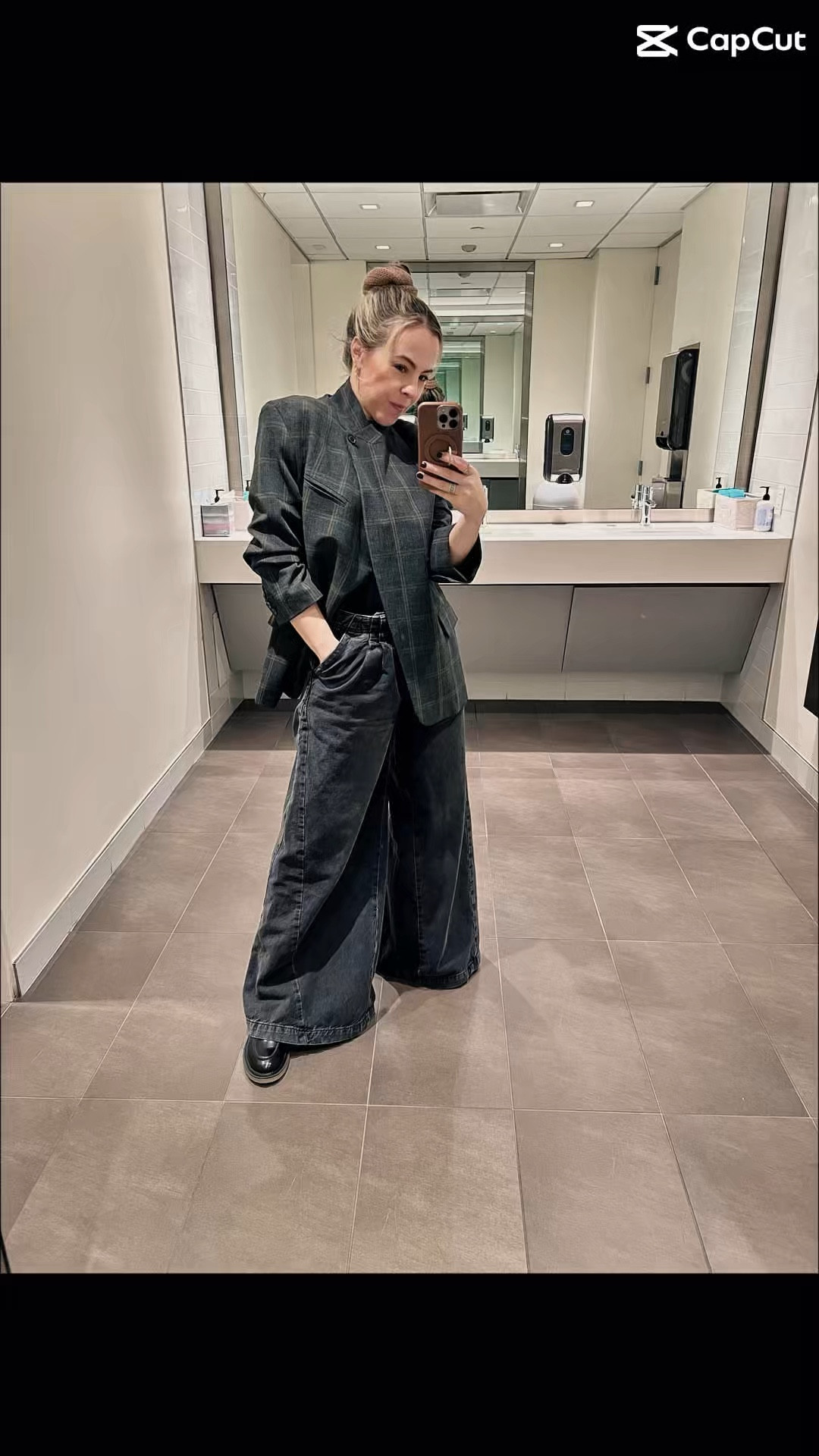 This Zara blazer might be my whole personality 😳

Sold out, reference 8504/981

#LTKOver40 #LTKWorkwear