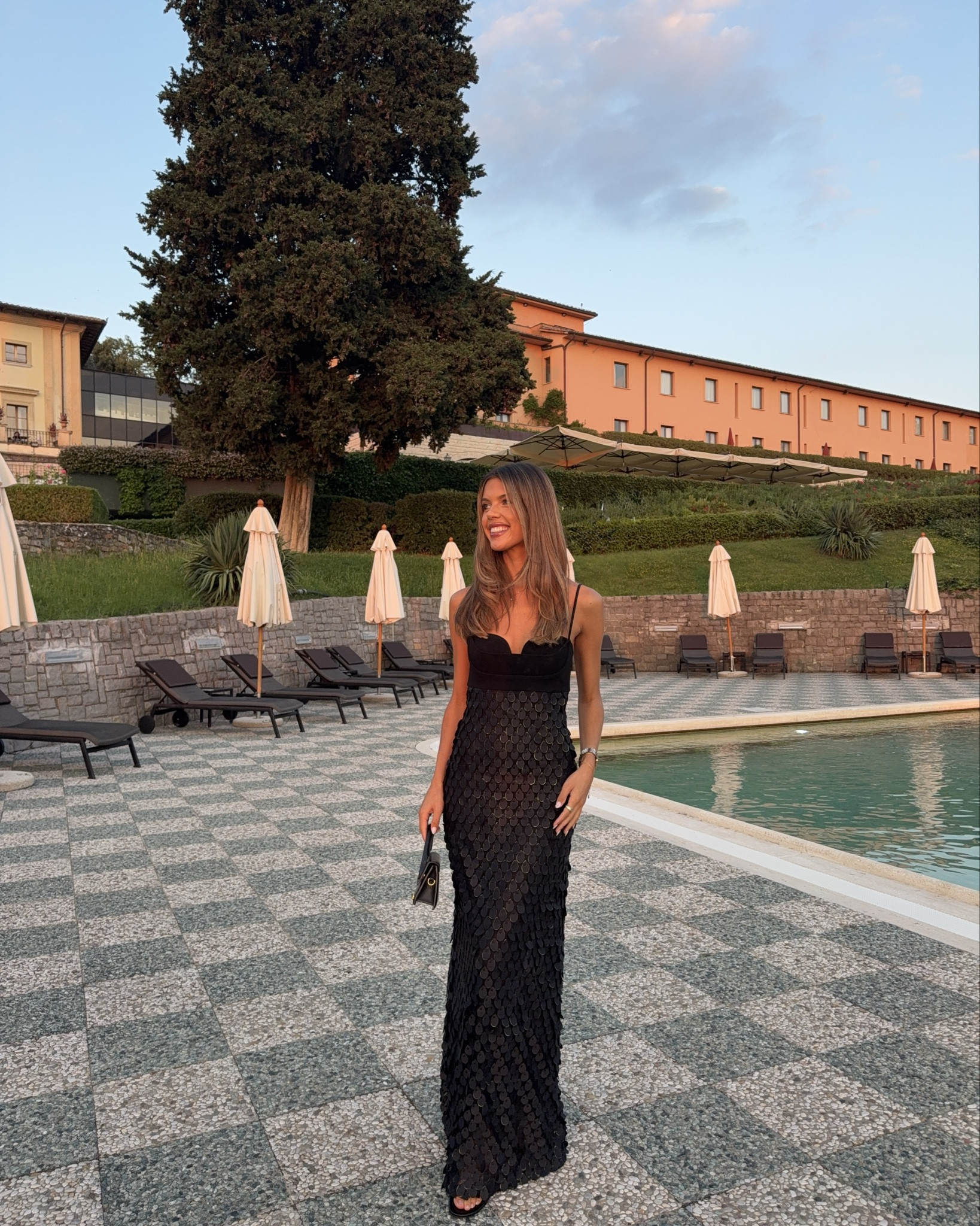 I wear a size 6! Such a beautiful dress x 