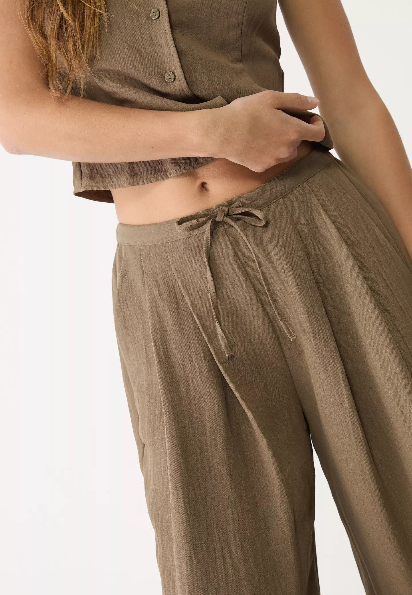 Textured drawstring trousers | Stradivarius (UK)