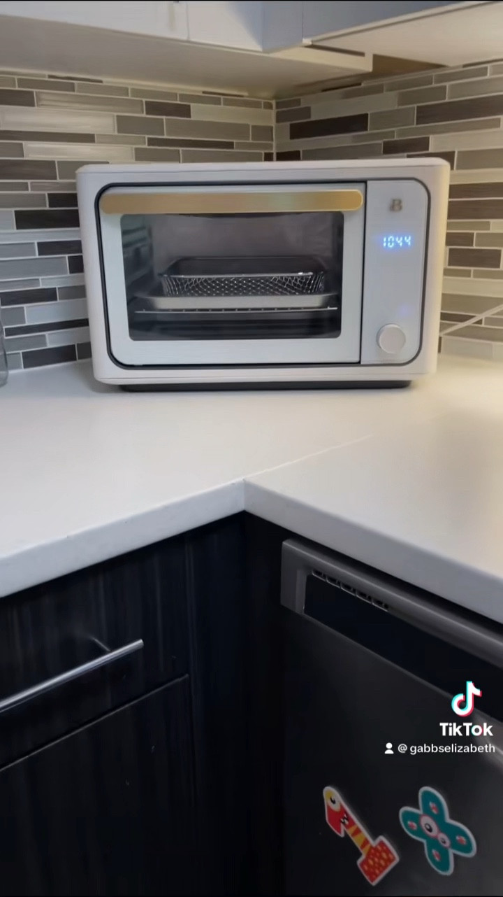 Obsessed with this toaster oven/air fryer and it’s so pretty 😍  