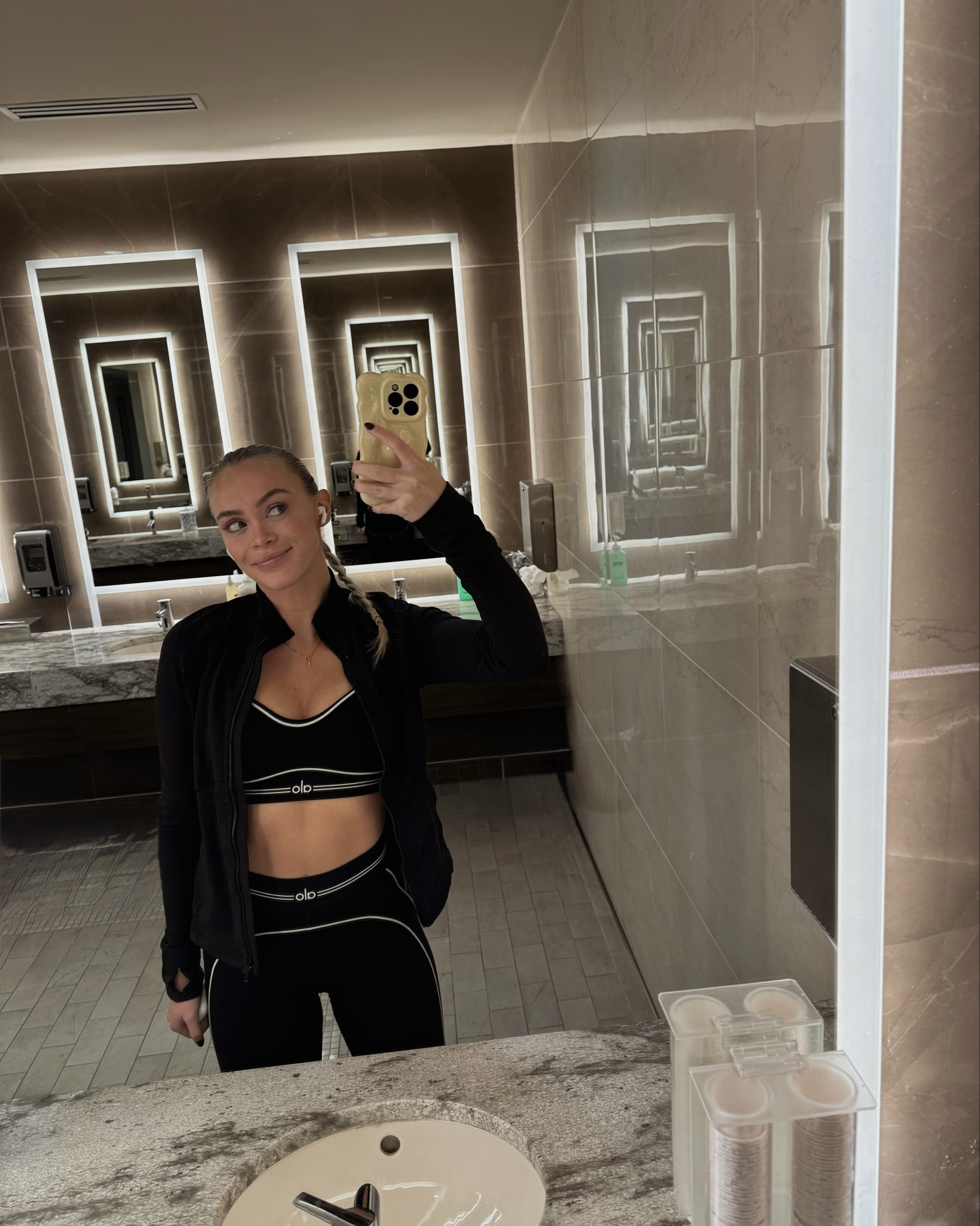 Alo Airbrush Heart throb Set 🤍🖤
My go-to high-waisted workout set for gym days - sculpting, comfy, and so flattering. Wearing the Heart throb leggings & sports bra with a matching alo jacket. Such a good holiday gift for anyone who loves workouts. 🏋🏼‍♀️🎁#LTKGiftGuide

#LTKActive #LTKfitnessgoals