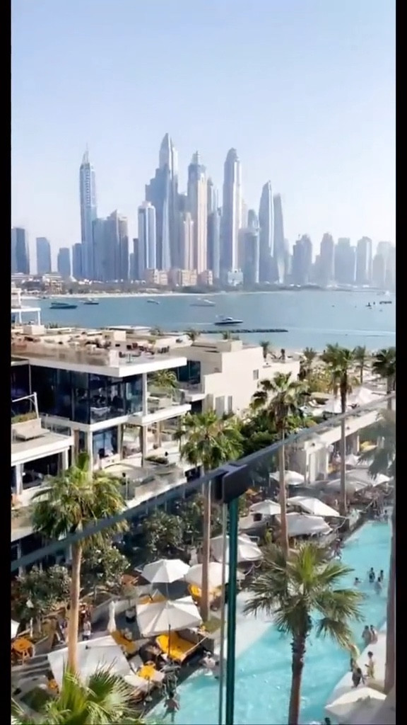 Layover in #Dubai #DXB 🌞🇦🇪

How do you like to fly - comfy or full glam? ✈️

#LTKHoliday #LTKSeasonal #LTKTravel