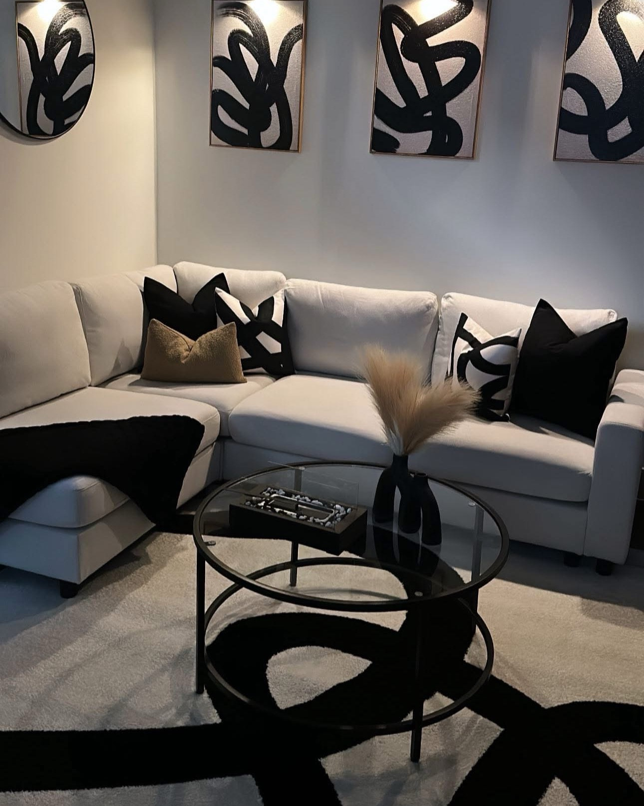 Monochrome magic meets modern minimalism. This black + white living room is proof that simplicity can still feel luxurious.

🖤 The abstract wall art ties in perfectly with the plush rug, geometric pillows, and glass coffee table — creating balance without clutter.

📍Shop the look:
🛋️ White sectional sofa (similar linked)
🖼️ Abstract wall art set
🖤 Black + white accent pillows
🕯️ Pampas grass arrangement
☕ Glass coffee table
🖤 Modern area rug

#LTKStyleTip #LTKCyberWeek #LTKdayinmylife