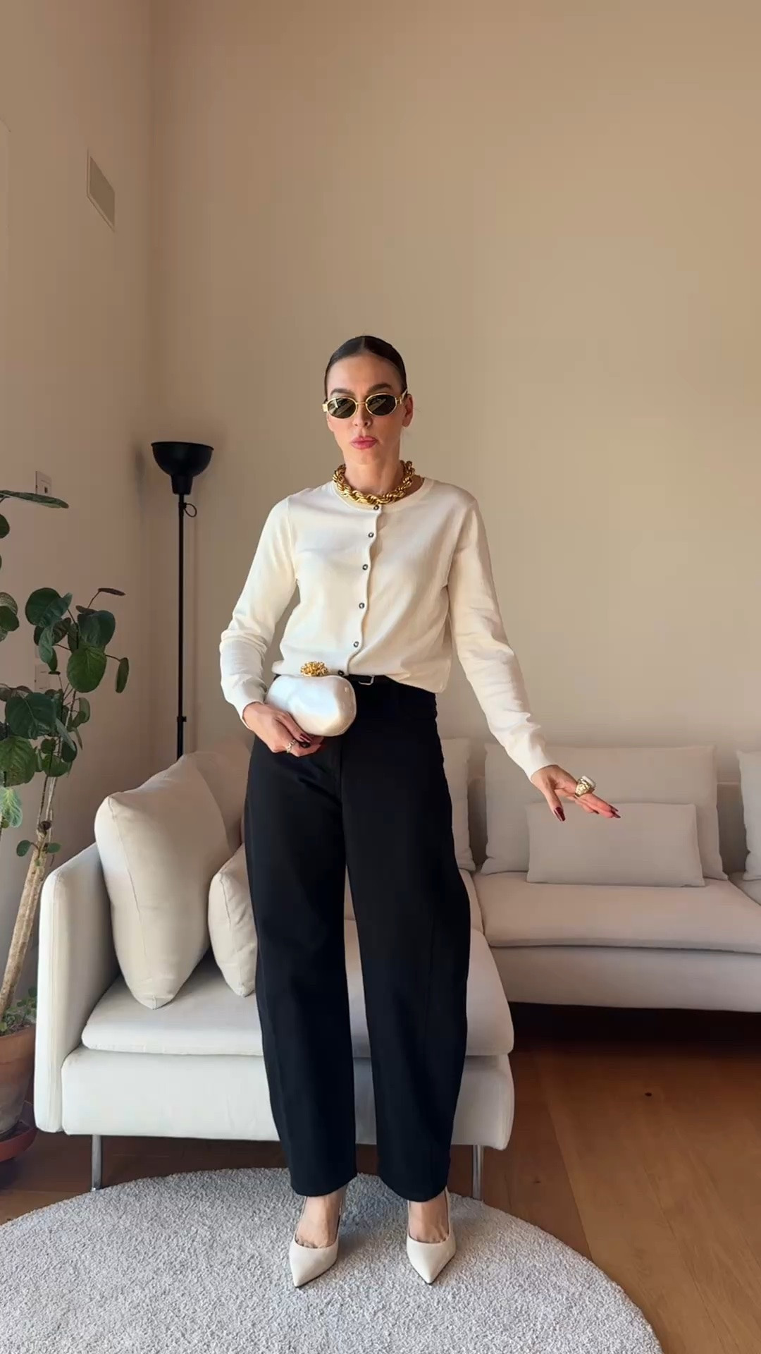 This H&M outfit is such a good fall formula and both pieces are incredibly easy to restyle.

I’m 173 cm, 5’8”, and wearing Size S in the Cream fine knit cardigan. I usually wear EU 36, UK 8, US 4.

The cardigan is a soft viscose blend with front buttons and ribbed details. It also comes in several colors.

I paired it with the Barrel Leg High Waist Jeans in Black, EU 36, UK 8, US 4. They have a high waist, five pockets and that trending voluminous barrel shape that tapers toward the ankle.

Add a blazer, coat, bomber or jacket. Wear them with loafers or ballerinas for daytime, ankle boots for fall or heels for evening.

This is the outfit to save for every “nothing to wear” day.

🔎 H&M new in, H&M fall outfit, barrel leg jeans, black barrel jeans, high waist jeans women, cream cardigan outfit, fine knit cardigan, trending jeans 2026, everyday fall outfit, autumn basics women, casual chic outfit, loafers outfit, ballerina flats outfit, ankle boots outfit, blazer and jeans outfit, fall capsule wardrobe, elevated basics