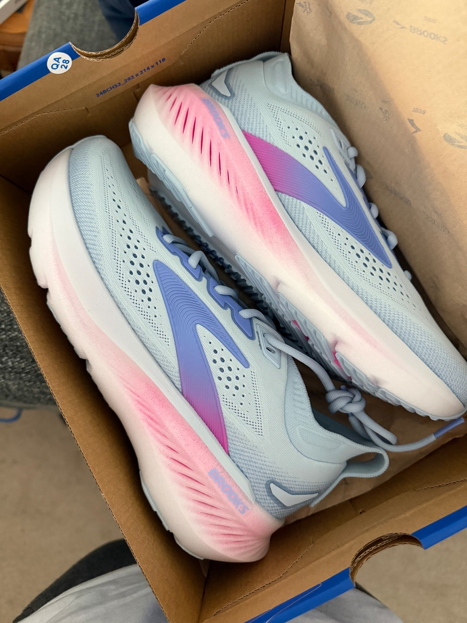 NEW SHOOOOEES!!! 🏃🏻‍♀️🏃🏻‍♀️🏃🏻‍♀️

Got my hands on a pair of the Brooks Glycerin 23s! And how gorgeous is this colorway?! Can’t wait to get out on the pavement! 

#LTKActive