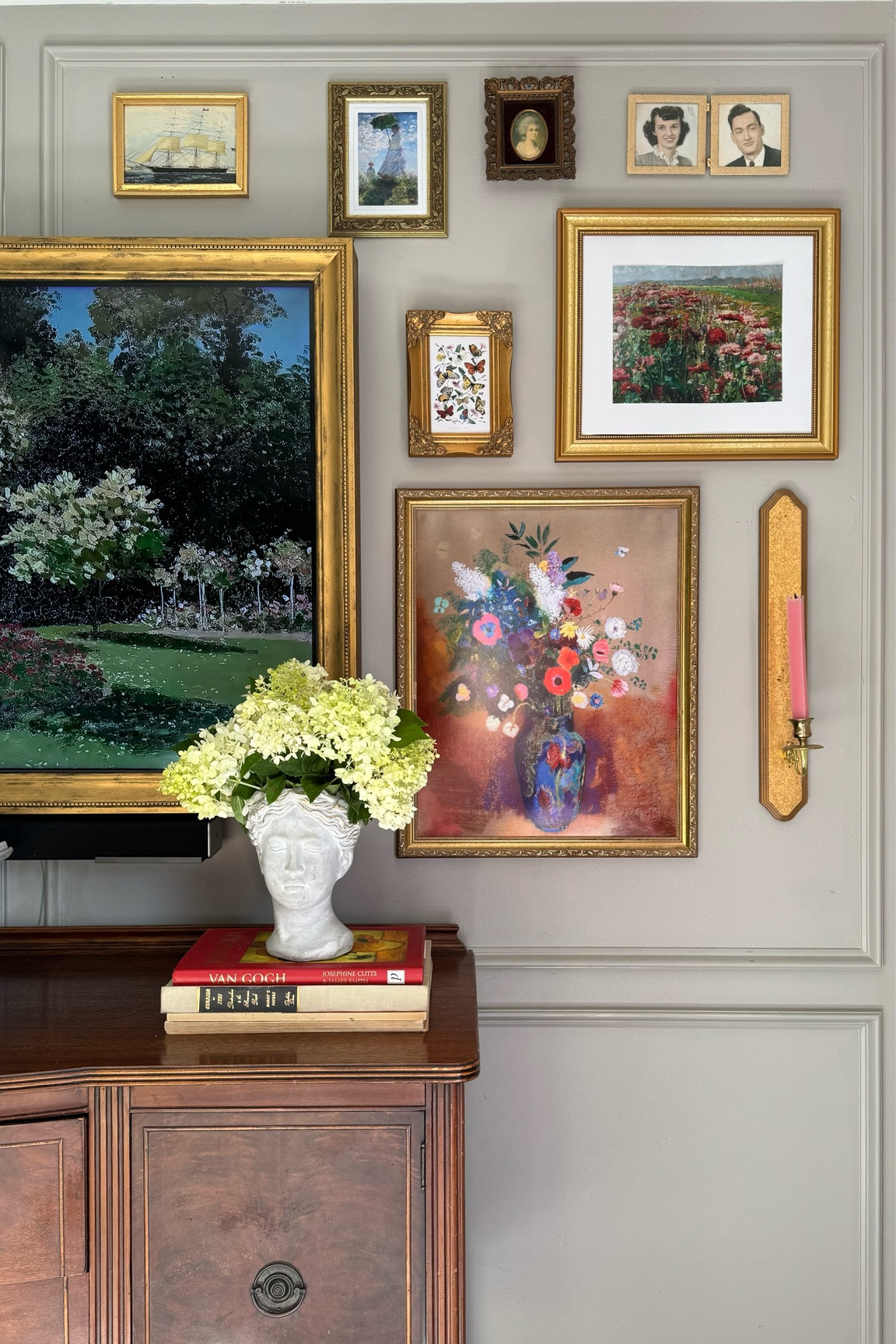 My gallery wall is looking cute and floral!

Bust vase, art prints, frame TV 

#LTKFindsUnder100 #LTKHome #LTKFindsUnder50