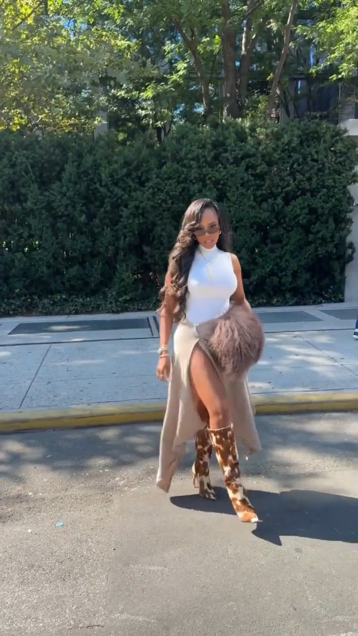 Fall outfit inspo ✨

NYFW outfit, New York Fashion Week style, fashion week street style, animal print boots, knee high boots outfit, neutral fall outfit, statement boot outfit, elevated street style, fall fashion inspiration

Wearing: Size Small | 5’4” | 140 lbs

📱 Download the FREE LTK app & follow me (@kirasfashionfinds) to shop all my daily finds.

#LTKPetite #LTKStyleTip #NYFW