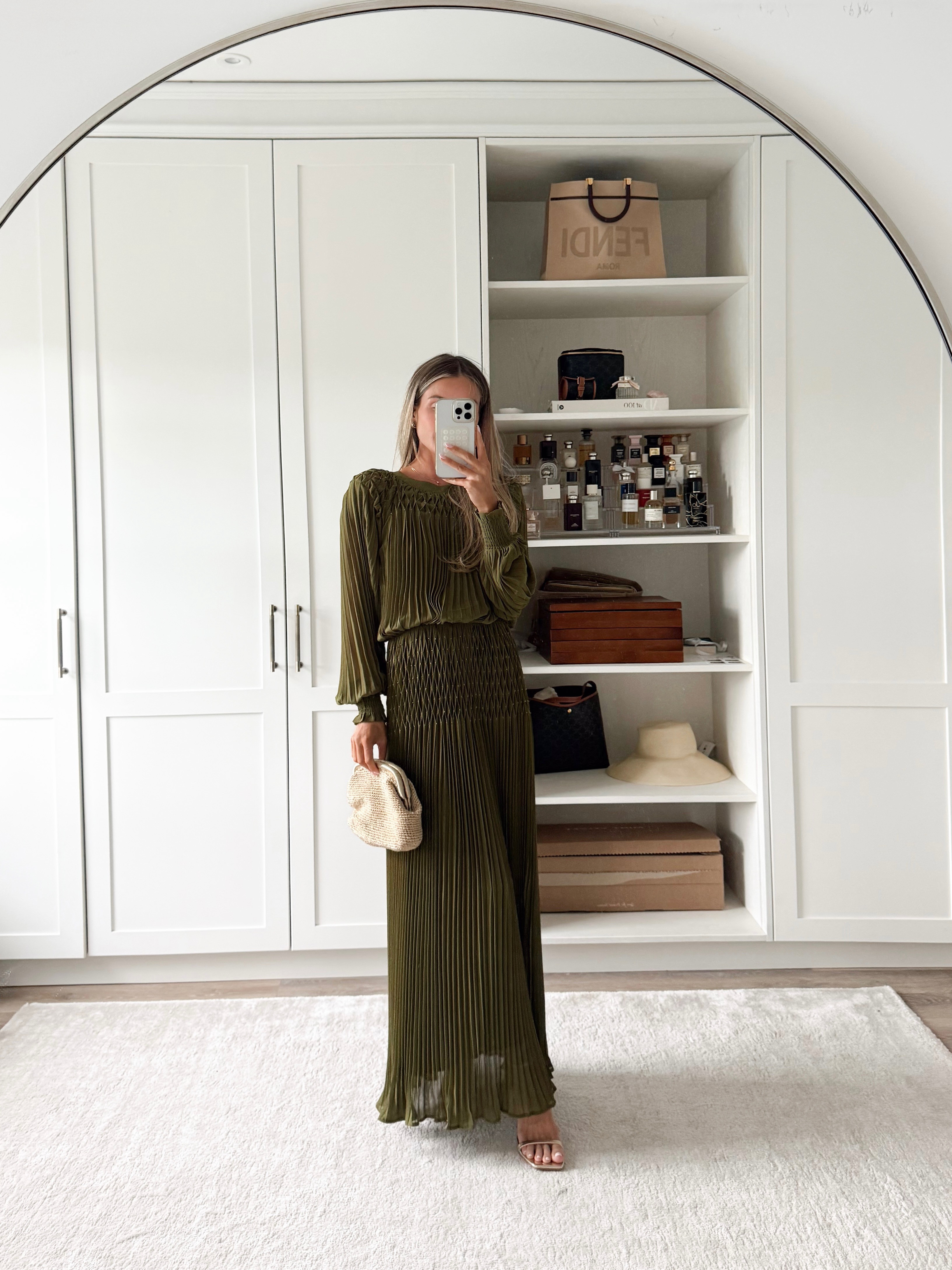 Outfit Details -
Karen Millen Dress
Mango Bag
ASOS Heels 

outfit l dress l bag l heels 

 