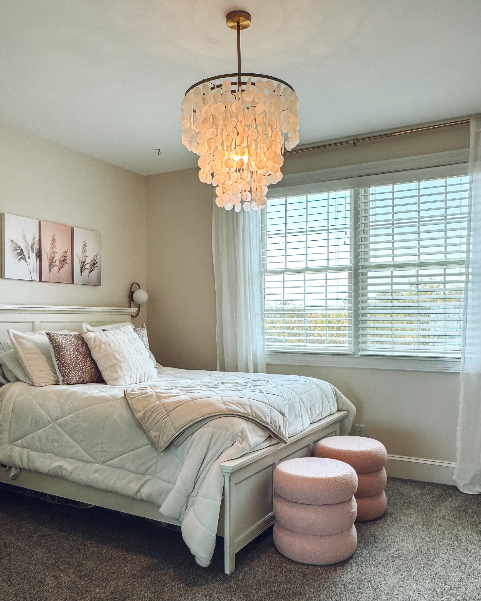 The most gorgeous capiz chandellier for a teen girl’s bedroom

Capiz chandelier
Clean girl bedroom aesthetic
White cream and pink bedroom idea 

#LTKStyleTip #LTKKids #LTKHome