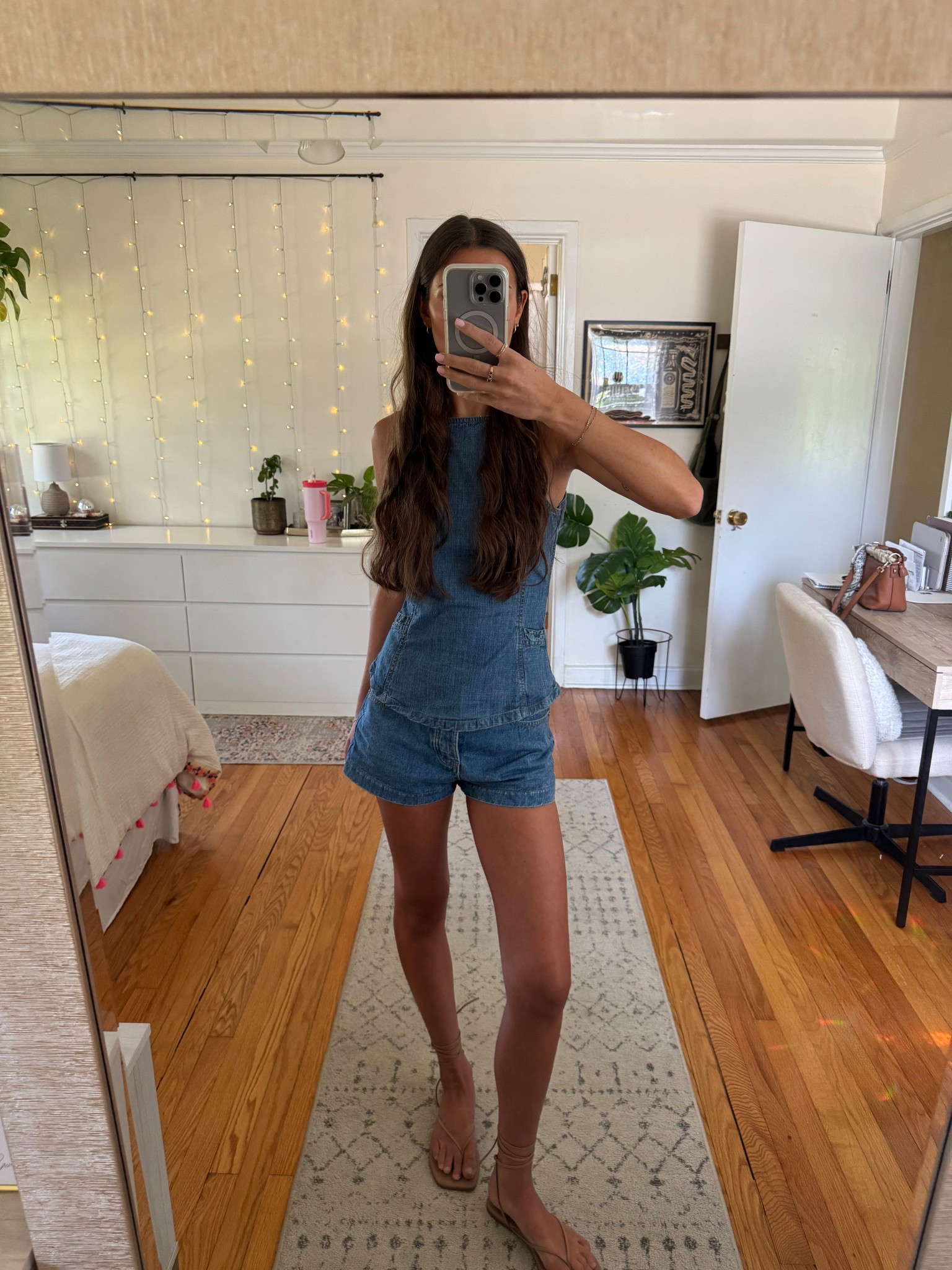I wear a 25 in the shorts and an xs in the top!!!! 