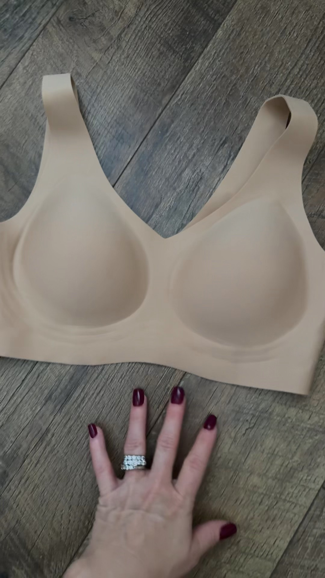 Wireless comfort with actual support 🙌🏼 Soft, lightweight and breathable with jelly lift, smoothing side coverage + no digging underwire. Such a good everyday bra!

✓ Wireless — no underwire
✓ Jelly lift + support
✓ Shape-enhancing cups
✓ Full side coverage
✓ Wide, comfortable straps
✓ Soft cushioned band
✓ No bulging or gapping
✓ Cloud-soft + lightweight
✓ Breathable + moisture-wicking
✓ Removable pads
✓ extended sizing
