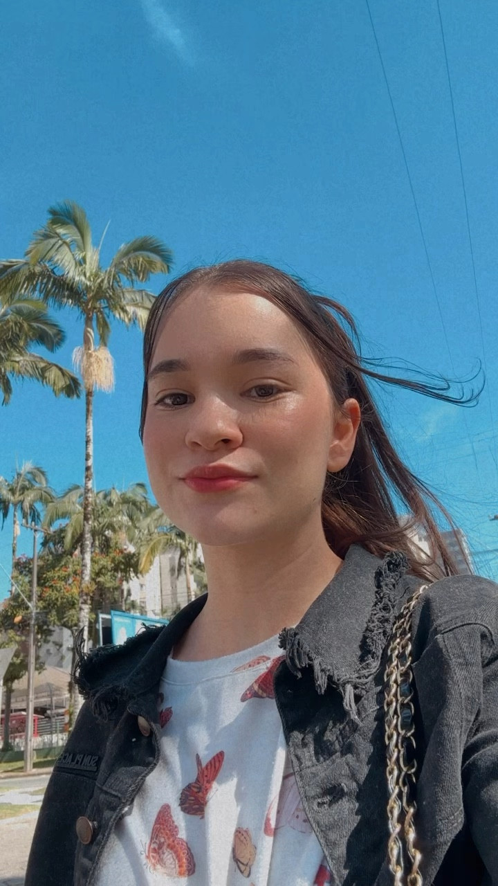 Look de T-shirt estampada com saia midi preta, jaqueta preta e allstar amarelo!

Não achei uma estampa muito parecida com a da blusa mas coloquei algumas opções aí similares e que também combinariam com esse look...



#LTKbrasil