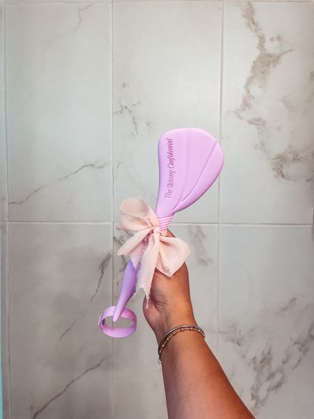 { The Skinny Confidential Butter Brush 🧈💗 

• exfoliates 
• flushes toxins 
• induces tingles 

**use TSCPARTNER to save on everything, excluding gift cards and kits. 

#LTKsalealert #LTKswim #LTKbeauty