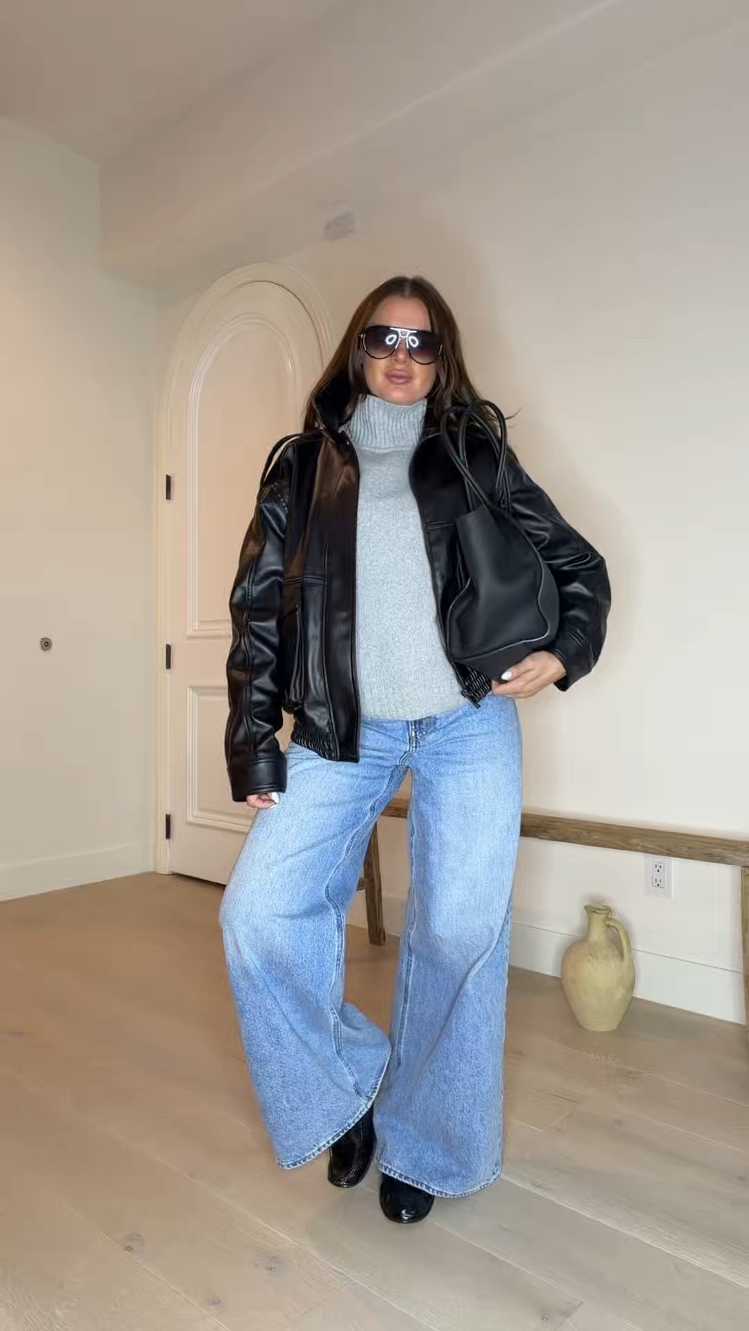 This Zara bomber jacket is on sale right now 40% off! It comes with a removable fur collar so can work for both fall and early winter. It’s an oversized fit (wearing size XS) 

Styling it with wide leg jeans, a grey mock neck sweater, a black tote and black leather loafers. Add your favorite sunnies and some chunky jewelry!

#jacket #zara #sale #bomber #jeans #aviators #tote #therow #marlow 





#LTKFindsUnder100 #LTKgrwm #LTKSaleAlert