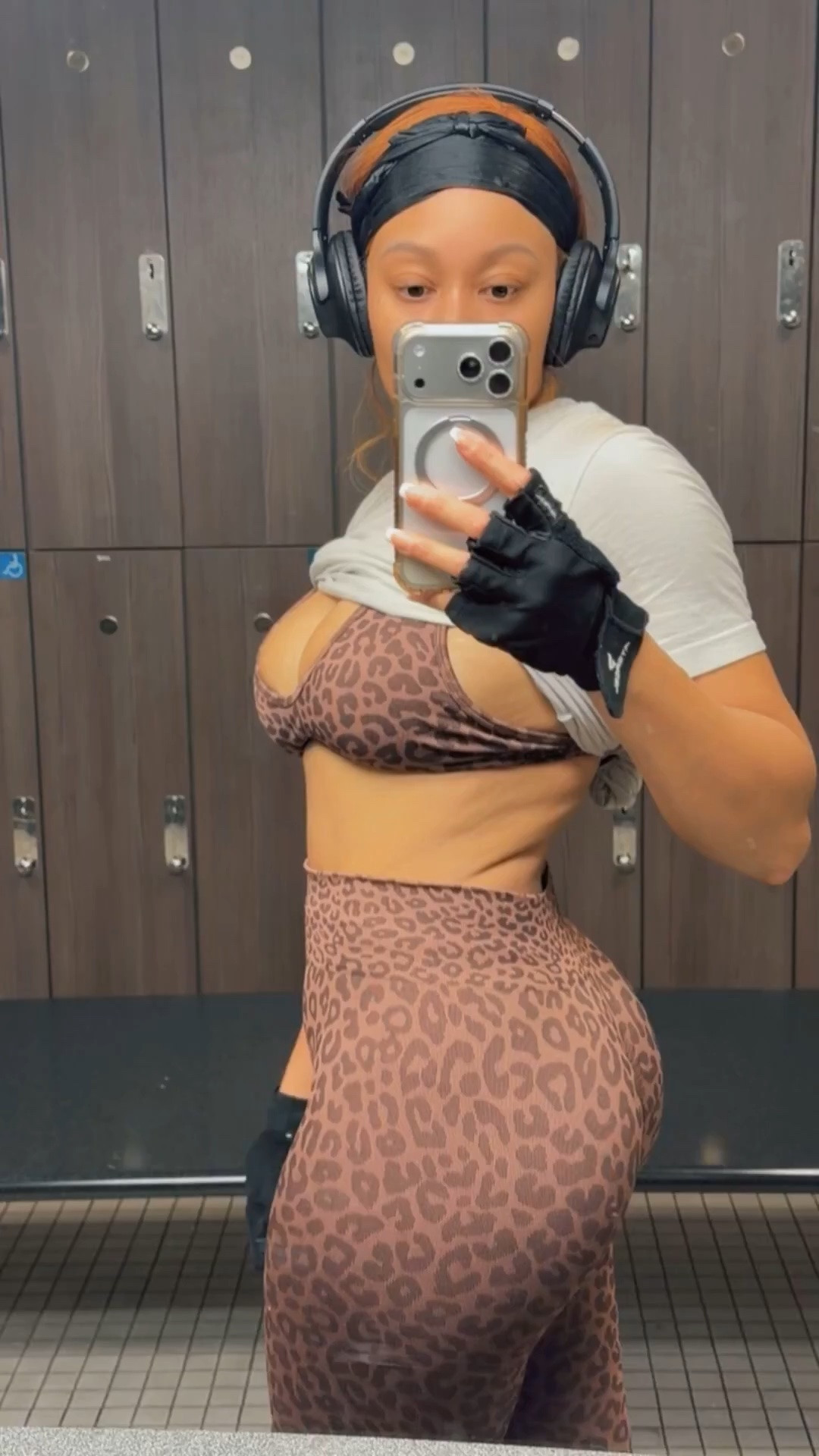 SHEIN gym set. 🤎🤎

https://onelink.shein.com/7/5p8as4ps3or0

Code: VL94MGF