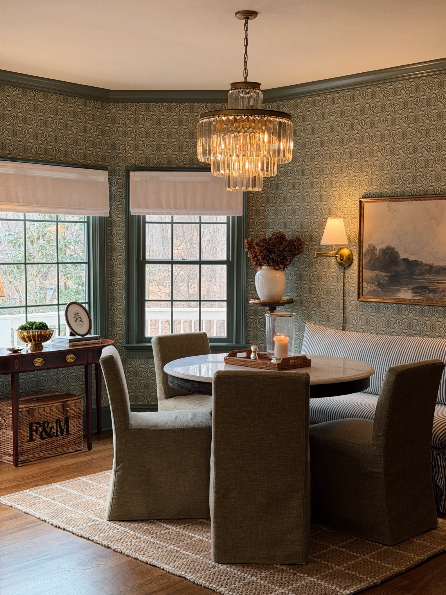 Our newly accessorized breakfast room 🤍