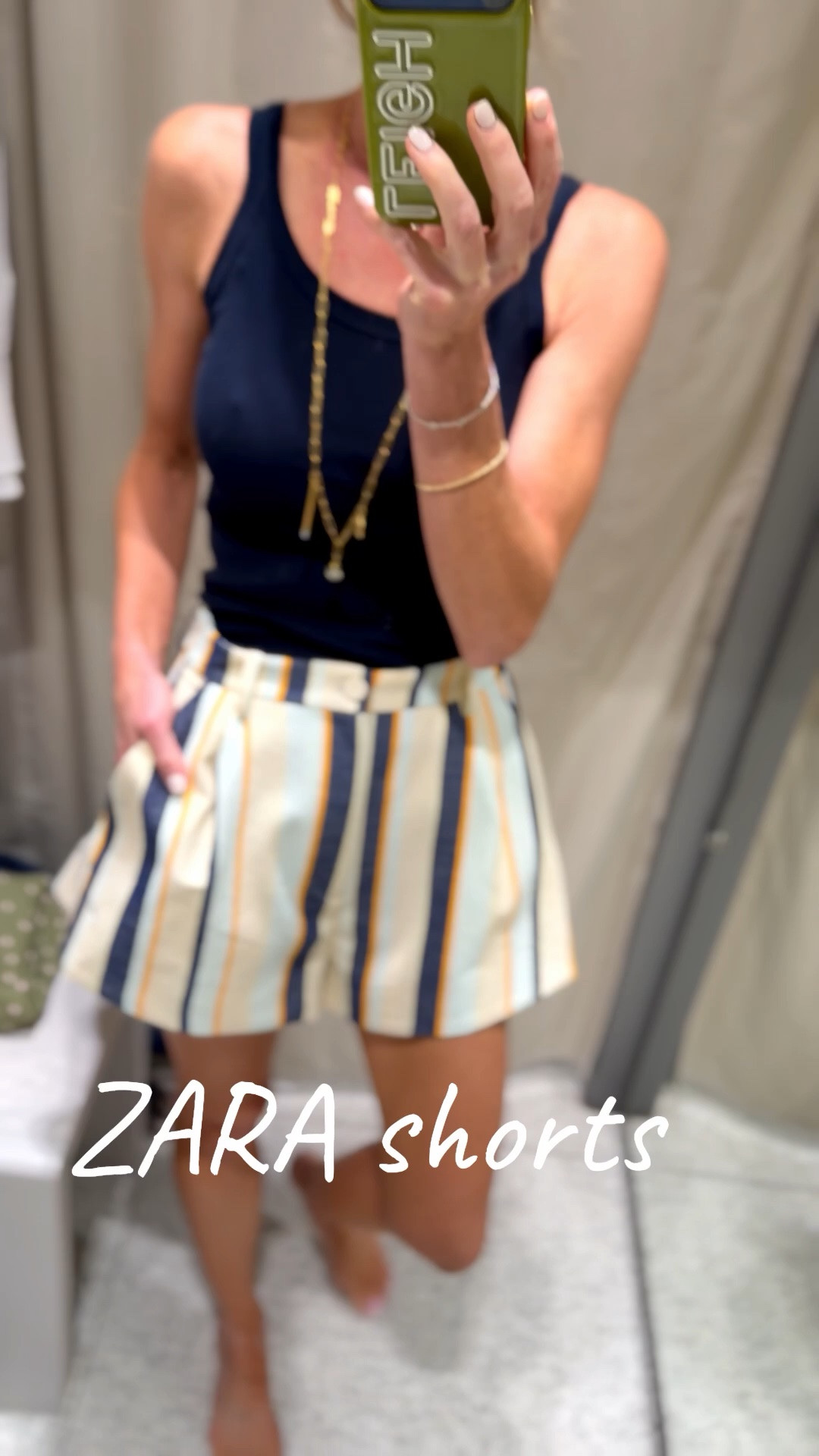 Put lots here I love!! 
Size small!