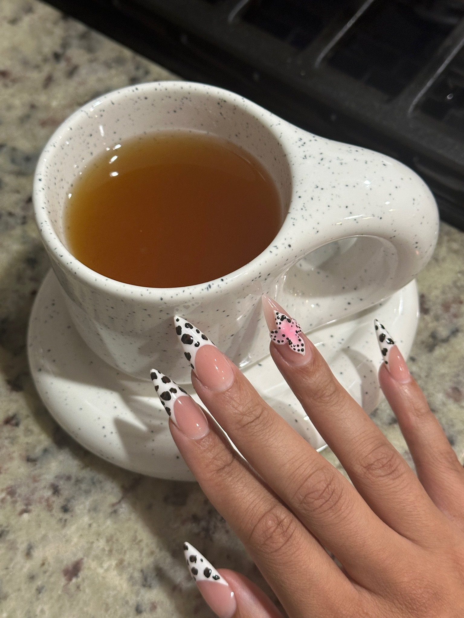 Obsessed with my mug & the nailsss🐆
