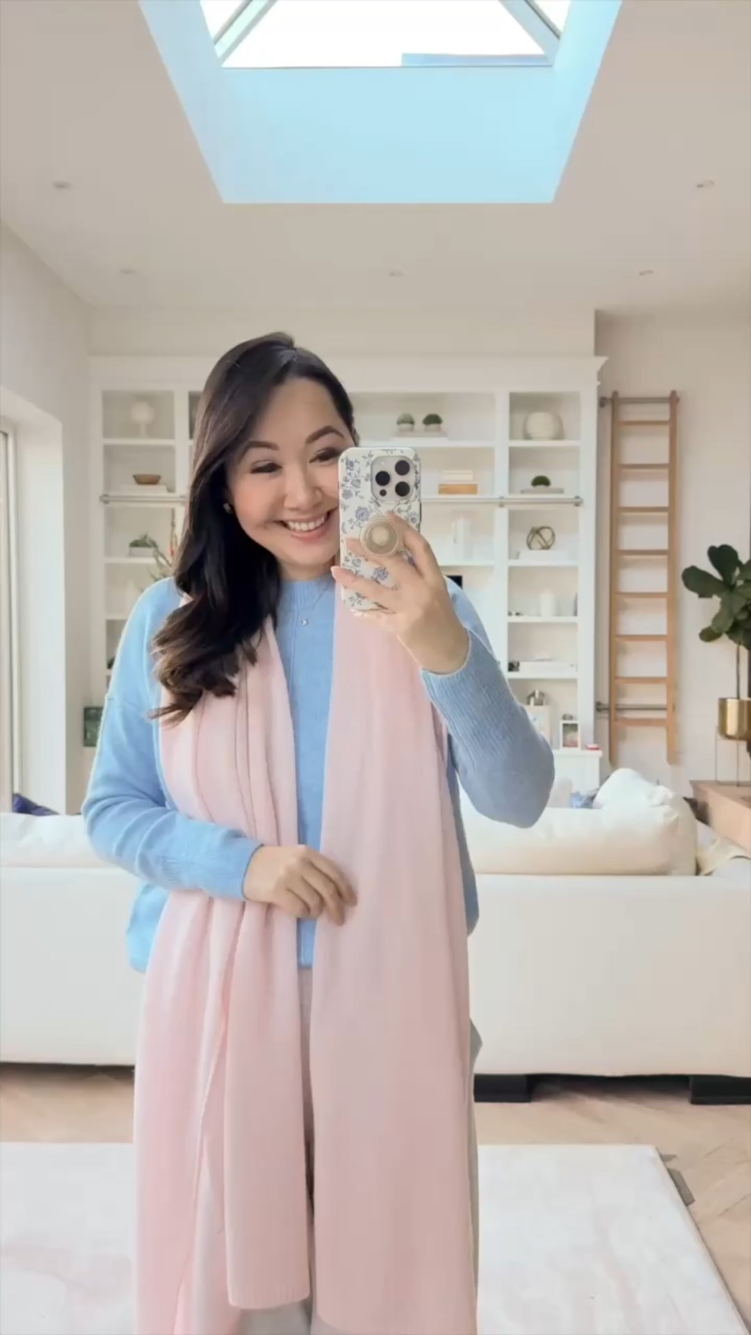 Such a great gift idea under $100! The cosiest cashmere scarf available in a ton of gorgeous colours! 💕