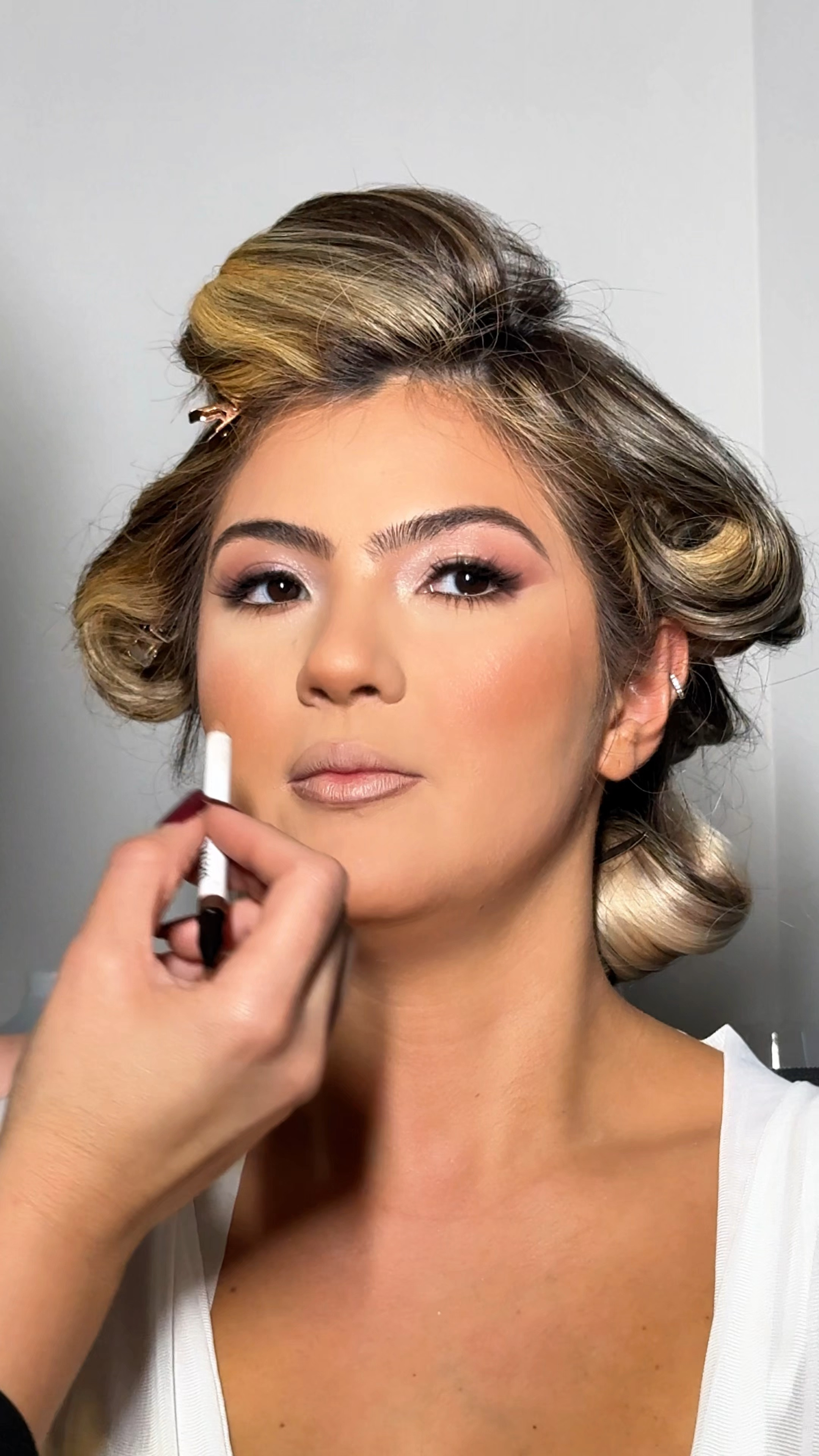 💍✨ The Perfect Trio for Brides: Liner + Lipstick + Gloss = Flawless Wedding Day Lips! 💄

Every bride deserves lips that last from the "I do" to the last dance 💃. Say goodbye to touch-ups and hello to a picture-perfect smile all day long. 💋

💎 Ready to shine on your big day?

#BridalBeauty #PerfectLips #WeddingDayGlow #BridalMakeup #FlawlessBride #DanielleSilvaMakeup

#LTKBeauty