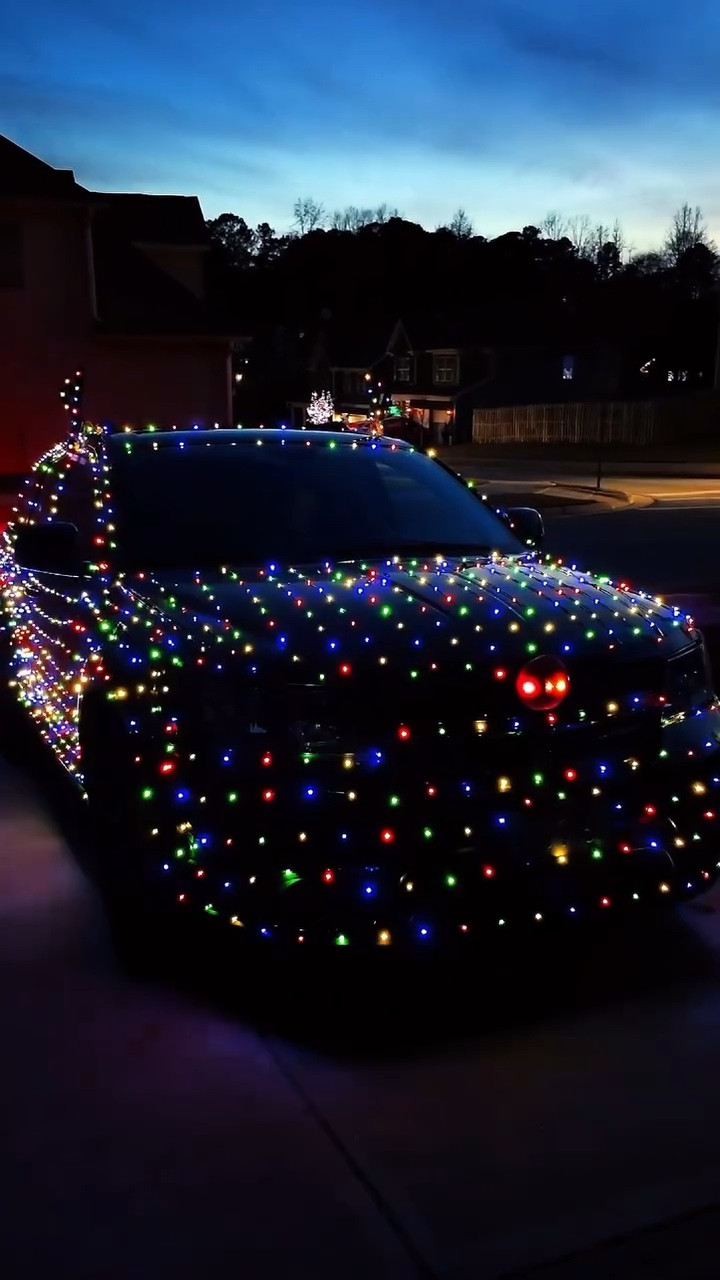 If it’s sitting in the driveway, it must be covered in lights🎄

#carlights #christmaslights #christmas