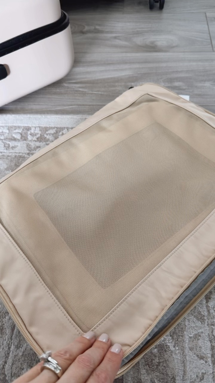 Travel must-have that I love 🤍

These packing cubes keep my suitcase super organized, and I love how much they can hold. The expansion zippers give extra space when I need it, and their shape makes it easy to pack different types of clothes without everything getting messy.

It just makes packing (and unpacking) so much easier 🙌

@quince #QuincePartner


#LTKTravel