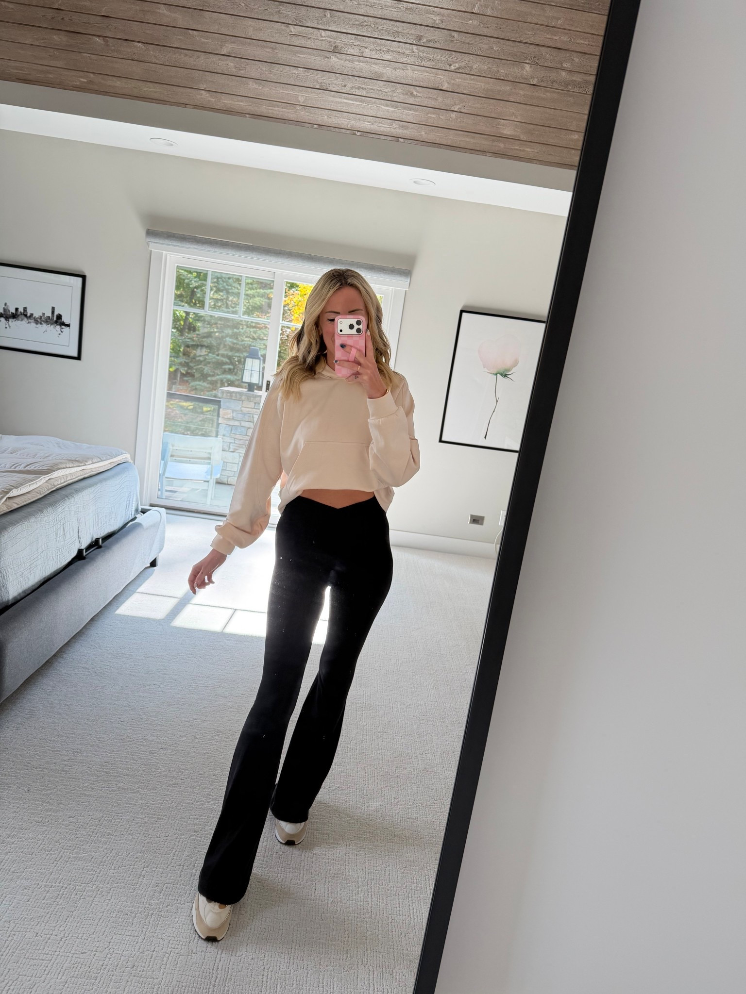 Sporty outfits for moms
Cold weather outfit ideas for soccer moms and sideline weekends 
Aerie flare black leggings and Lulu dupe hoodiebhoodies