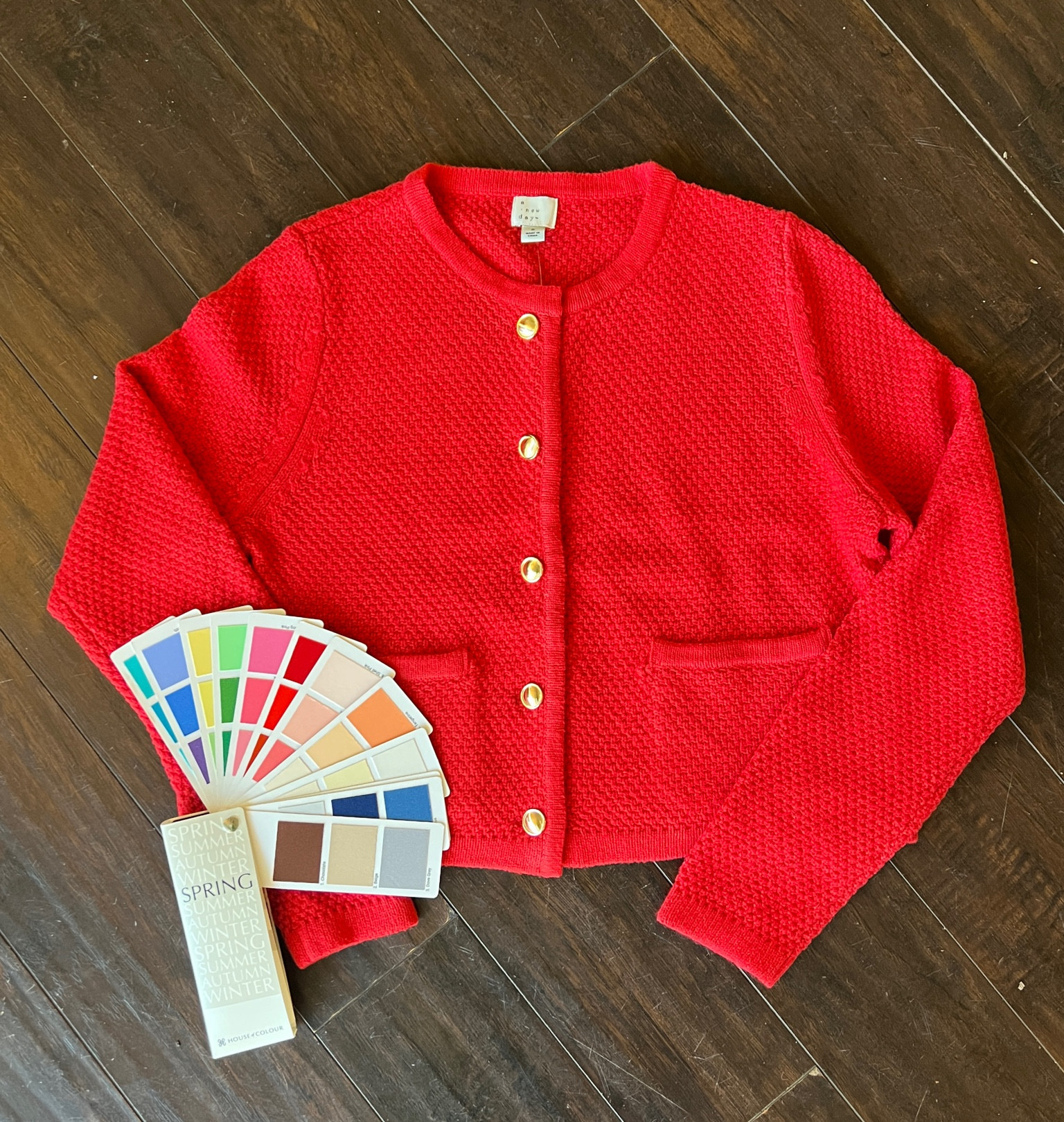 How cute is this red cardigan from Target 🎯! It is a beautiful true red, but the gold buttons make it best for Springs and Autumns. 