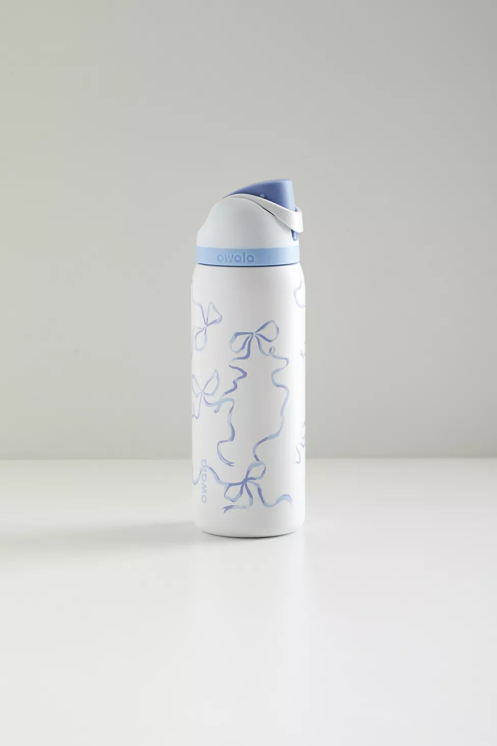 Owala UO Exclusive FreeSip 32 oz Bow Water Bottle | Urban Outfitters (US and RoW)