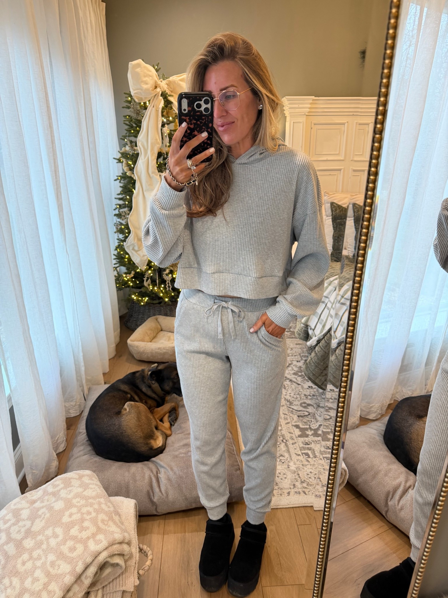 Love this alo set I bought last year I wear size medium 

#LTKHoliday #LTKGiftGuide #LTKmomlife