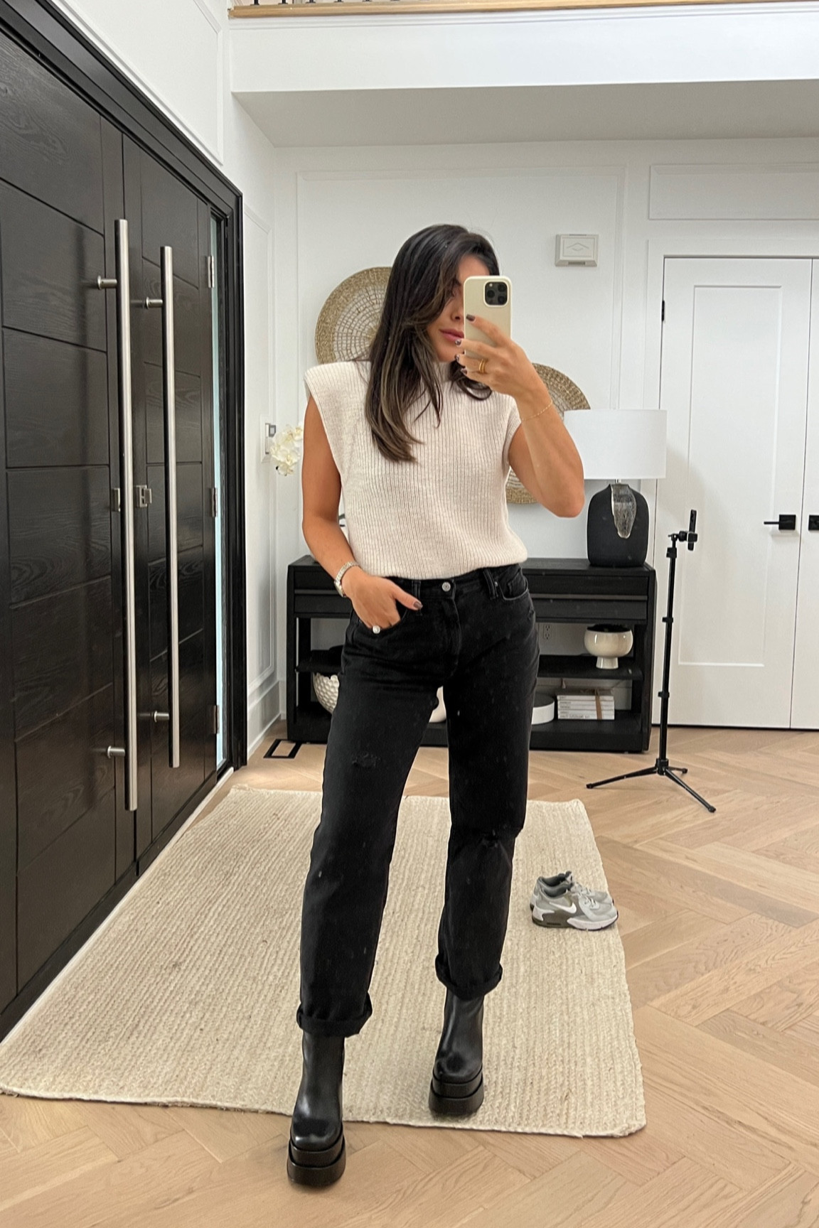 Top is the aritzia HAZLITT sweater vest so I linked similar 