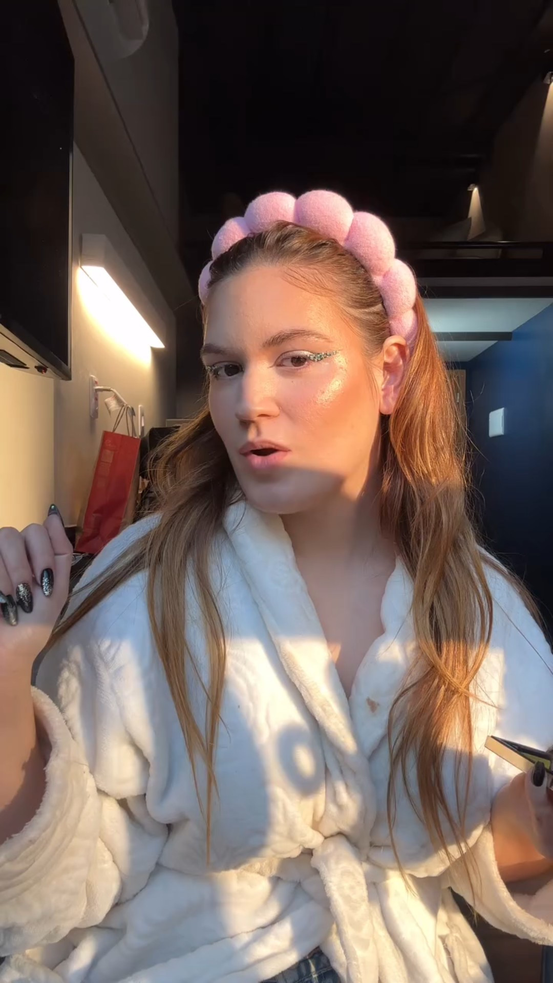 OBSESSED! Glitter shot @rabanne ✨ #glittershot #rabannemakeup