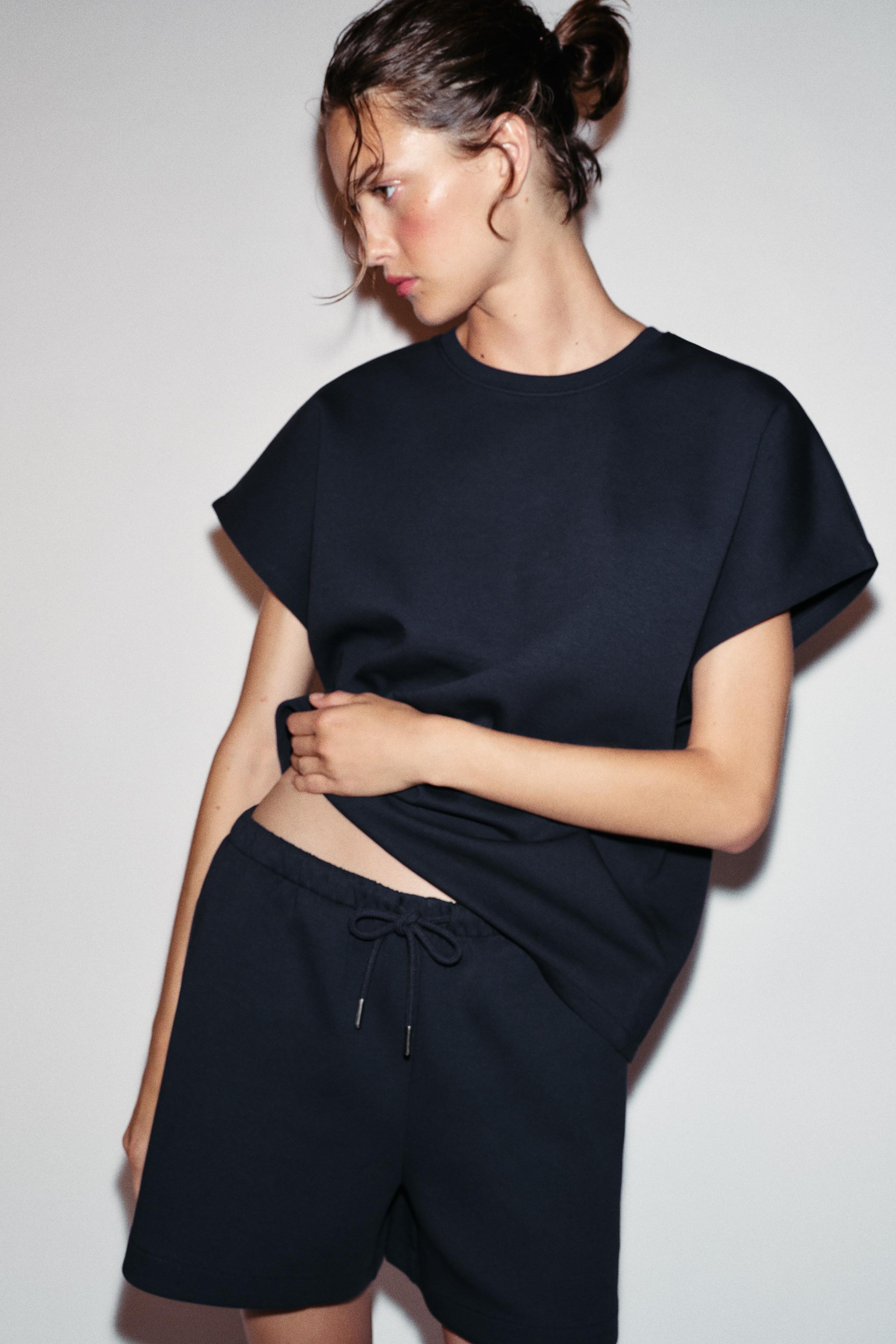 Model height: 176 cmREGULAR FIT - CREW NECK - REGULAR LENGTH - KIMONO SLEEVEST-shirt crafted from... | Zara Canada