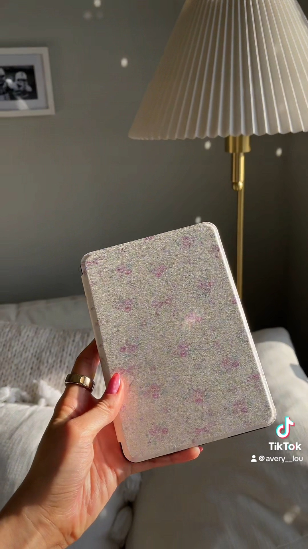 New kindle goodies 🎀🌸🤍📖

#LTKVideo #LTKhome #LTKfindsunder50