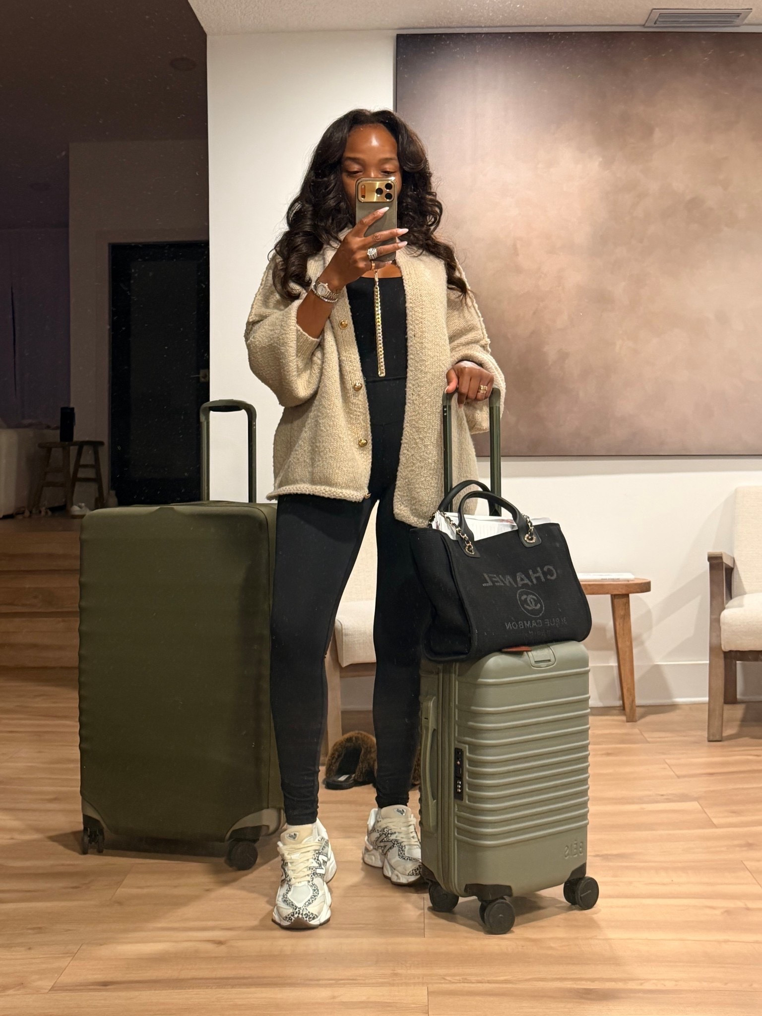 Airport outfit but make it elevated ✈️🤎

This is exactly how to do comfy travel style without looking underdressed. The monochrome black set paired with the oversized knit cardigan, designer-inspired tote, and chunky sneakers gives that effortless “rich mom at the airport” vibe while still being comfortable enough for all-day travel.

Perfect for airport days, road trips, coffee runs, casual errands, or everyday athleisure looks.