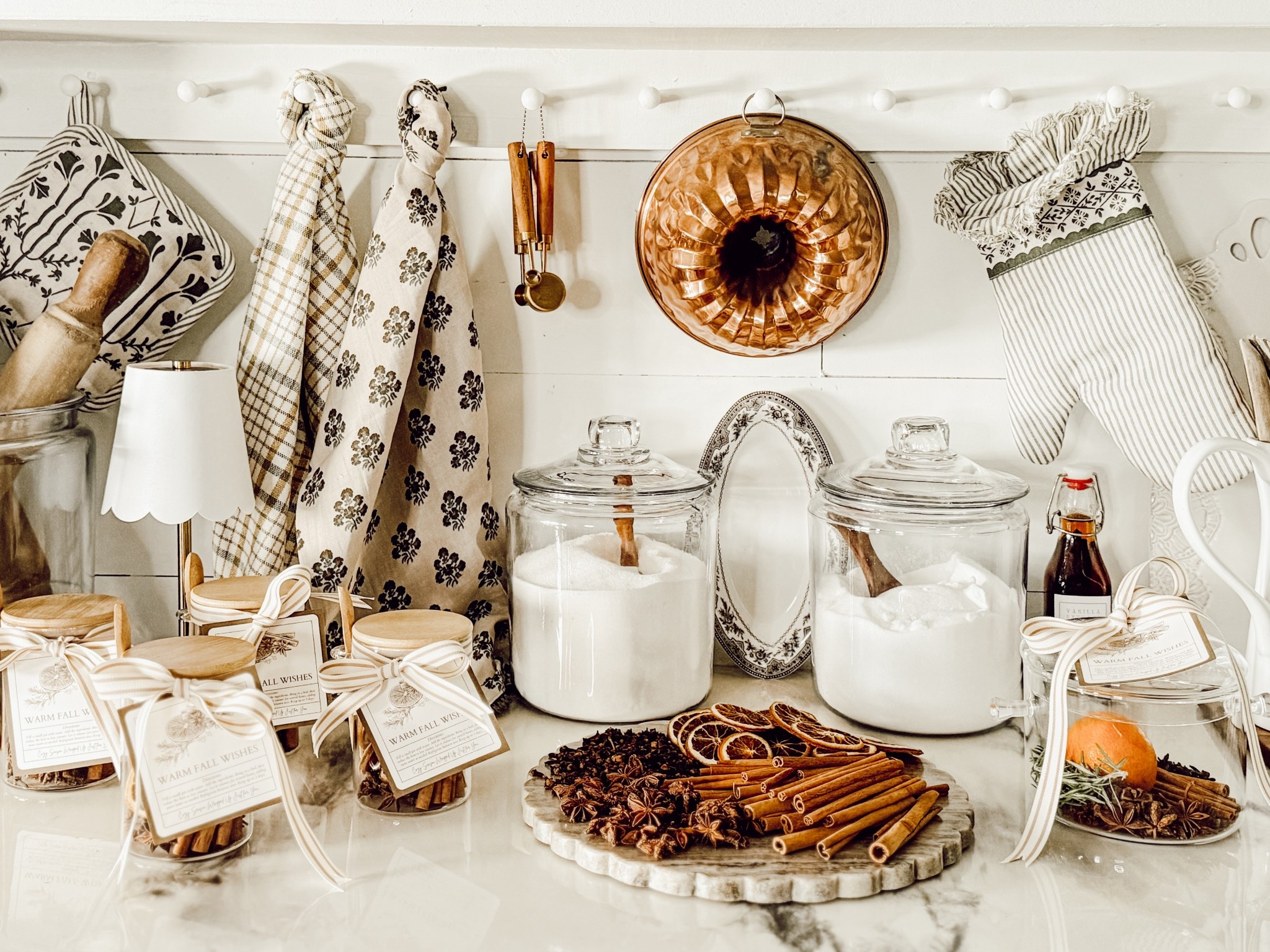 Fall Simmer Pots are the perfect way to enjoy cozy season in your home or share as a handmade gift! #handmadegift #vintagestyle #fallsimmerpot #simmerpot