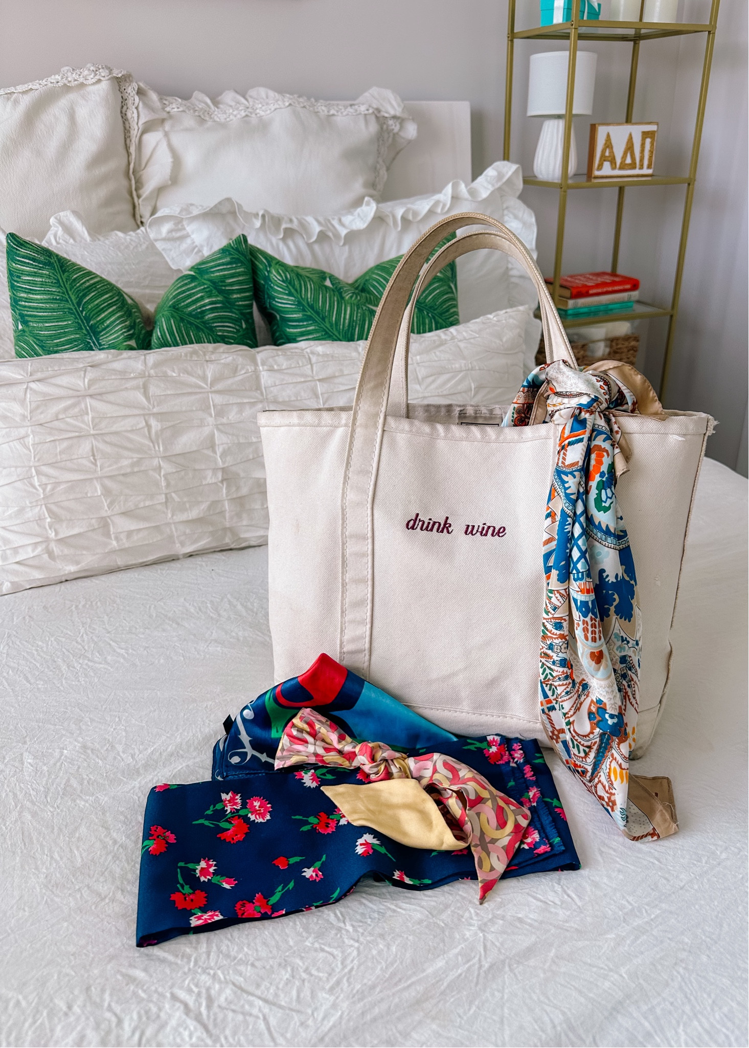 I love using my Boat ‘N Tote all year long, and keeping it fresh for the season can be so fun! I love to use little scarves & twillies to add pops of color, or match them to what I’m wearing!! 👜💛