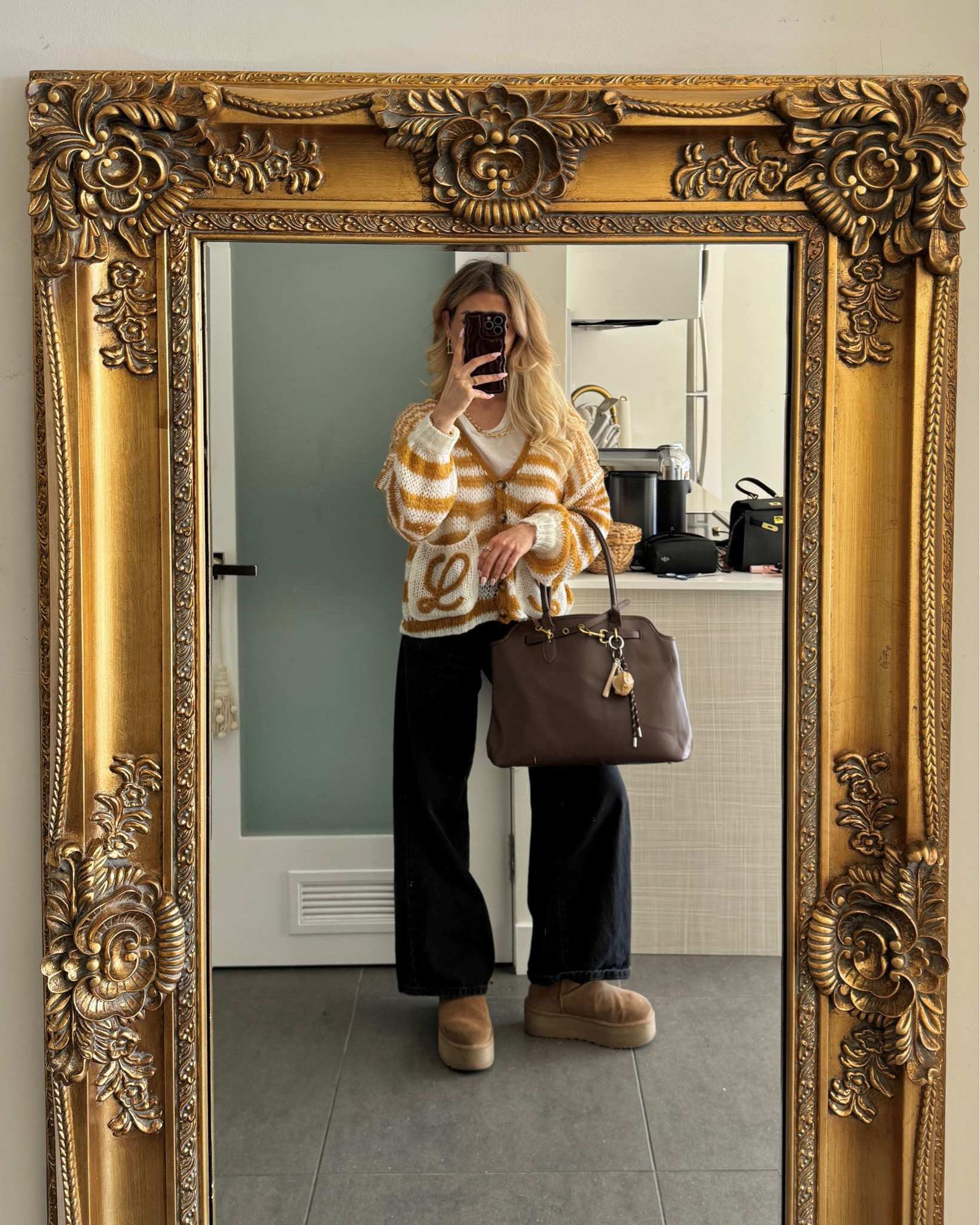 Comfy Levi’s jeans & Uggs outfit 🖤

#LTKFindsUnder100 #LTKFindsUnder50 #LTKStyleTip