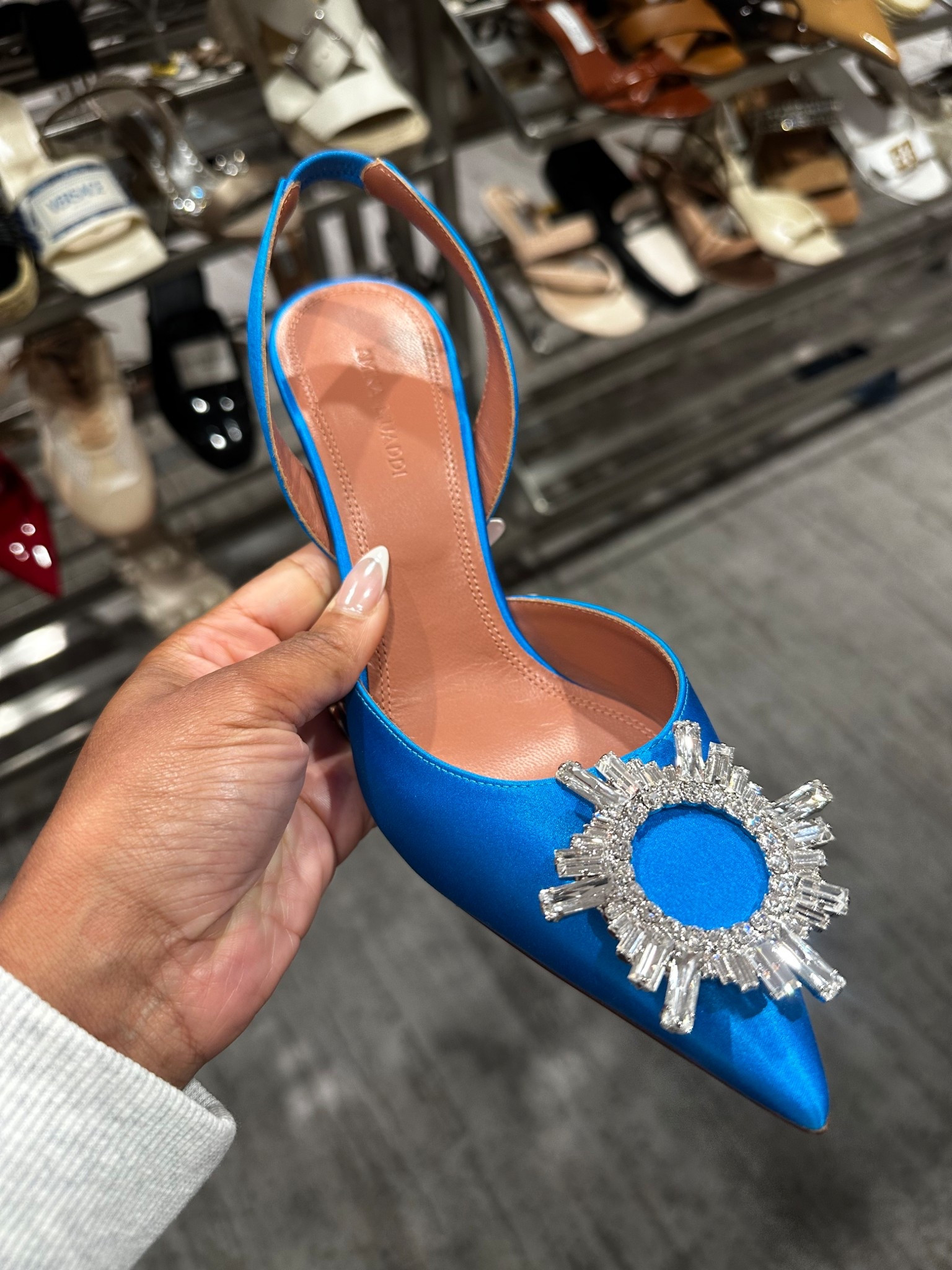 Beautiful shoe on sale! These Amina Muaddi heels are sure to elevate any look!


#LTKWedding #LTKSaleAlert #LTKHoliday