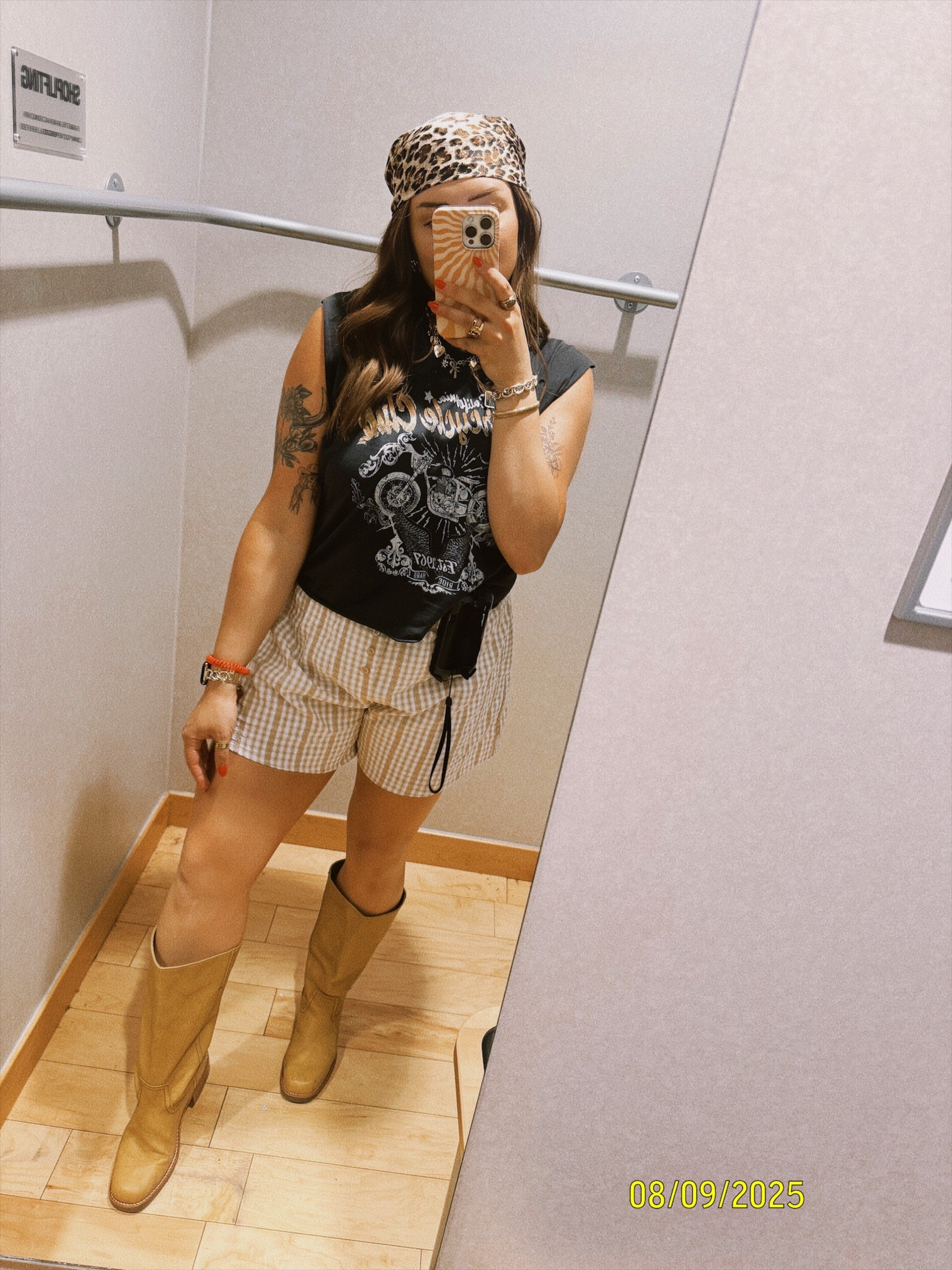 Boxer shorts
Edgy outfit
Biker style
Frye boots
Banana boots