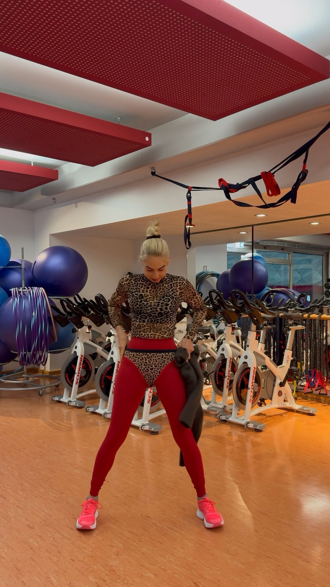 80s Fitness Style – Trainer Look mit Athleisure Vibes

Ich liebe es, immer wieder neue Fitness-Outfits auszuprobieren – vor allem, wenn sie mich als Trainerin neu inspirieren.
Aktuell trage ich meine 80s-Leggings von H&M, kombiniert mit einer roséfarbenen Bikini-Bra, locker darüber gestylt, plus Body für einen starken, femininen Look.

Warum ich das mache?
Weil ich manchmal keine klassischen Fitnessoutfits mehr sehen kann.
Als Trainerin darf Mode kreativ sein, sich verändern und Energie geben.

Dieser Look steht für Bewegung, Selbstbewusstsein und Stil – im Studio genauso wie im Alltag.

✨ Shop my 80s Fitness Style über LTK

#80sFitnessOutfit
#FitnessOutfitDamen
#AthleisureStyle
#RetroFitnessLook
#FitnessLeggings
#BodyOutfit
#WorkoutOutfitDamen
#TrainerStyle
#SportmodeDamen
#FitnessFashion
#LTKfashion

#LTKdeutschland #LTKeurope #LTKstyletip #LTKfitness