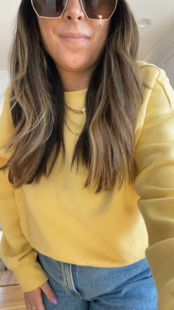 The cutest crop sweatshirt 💛☀️

#LTKfindsunder50 #LTKover40 #LTKmidsize