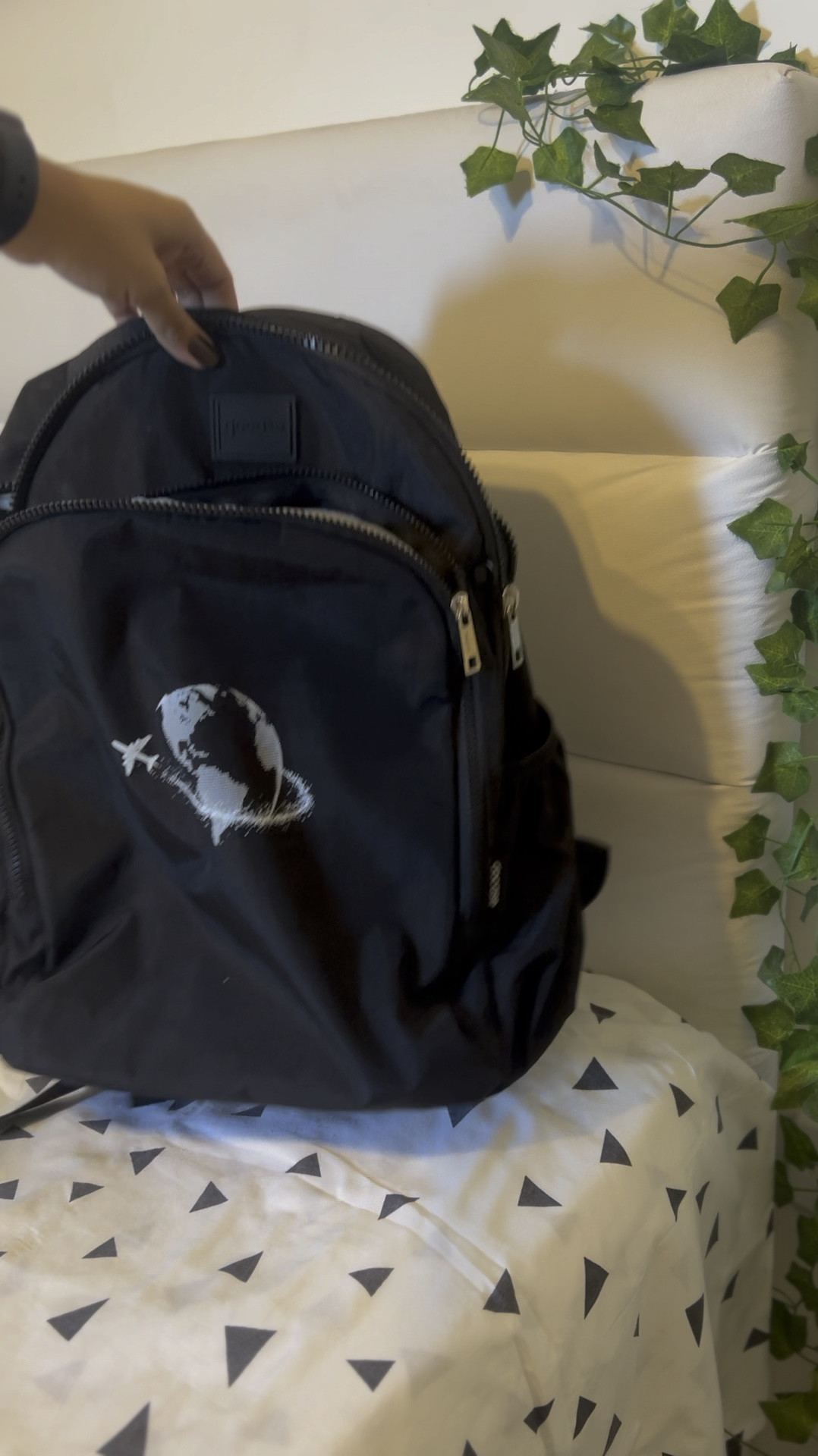 Ao escolher uma mochila, é importante levar em consideração alguns aspectos importantes:
✅ tamanho adequado para as suas necessidades, 
✅ resistência e acabamento do material, 
✅ estampa que mais reflete a sua personalidade e estilo; 

Por isso a mochila Fun possui:
• dois compartimentos de zíper amplos, 
• um bolsinho interno para acomodar seu notebook até 15,6” polegadas
• bolsinho frontal organizador, para pequenos pertences. 
• alças são acolchoadas e ajustáveis, 
• acomoda sua garrafa térmica em um dos bolsos laterais.

Gostou? Entra no site da Gocase para escolher sua estampa 🖤

#LTKbrasil #LTKtravel #LTKstyletip