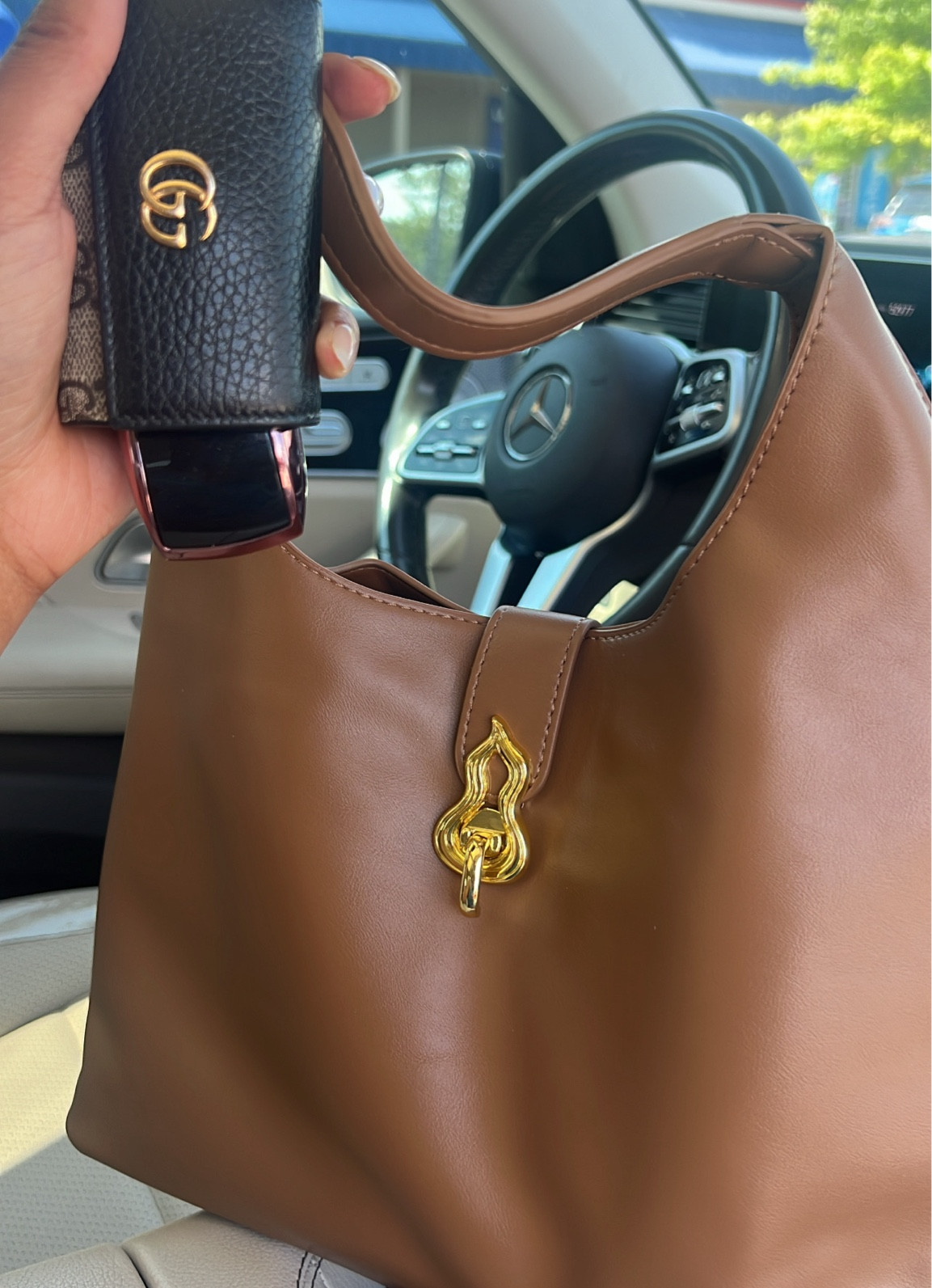 A nice tote bag with a little bit of gold glam! 

#LTKItBag #LTKStyleTip