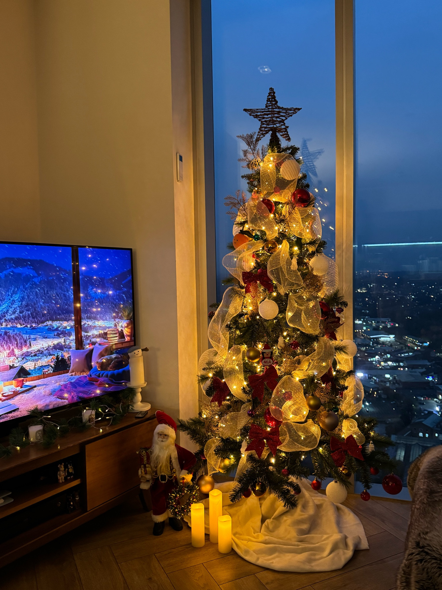 Tree is up🥹🎄 

#LTKhome #LTKSeasonal #LTKActive