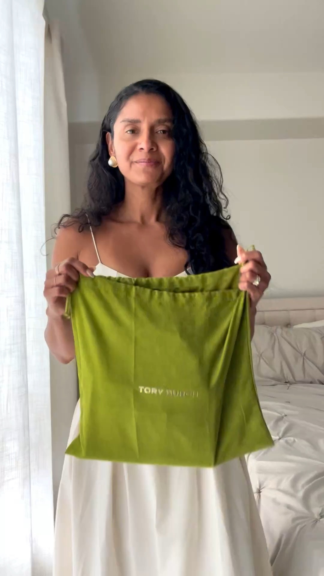 Omg this bag so so good. This color is going to sale out. It’s the perfect spring/ summer bag. You get 15% off on the website and in store. Hurry before it’s too late.