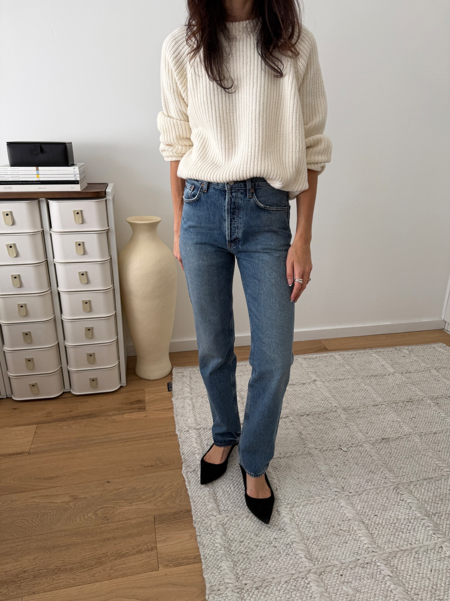 The perfect minimal 90s jean. So good! I am wearing size 25 (one down from my usual)