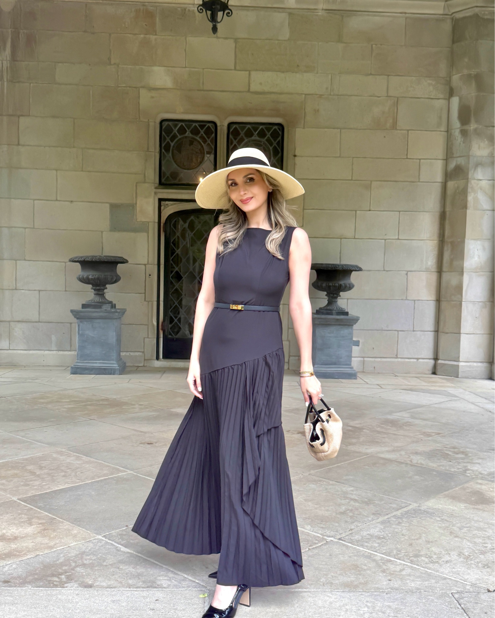 Timeless in black 🖤

Pleated dress, wide-brim hat, and a touch of summer elegance.

Classic pieces never go out of style.

#quietluxury #summerstyle #elegantstyle #blackdress #hermes