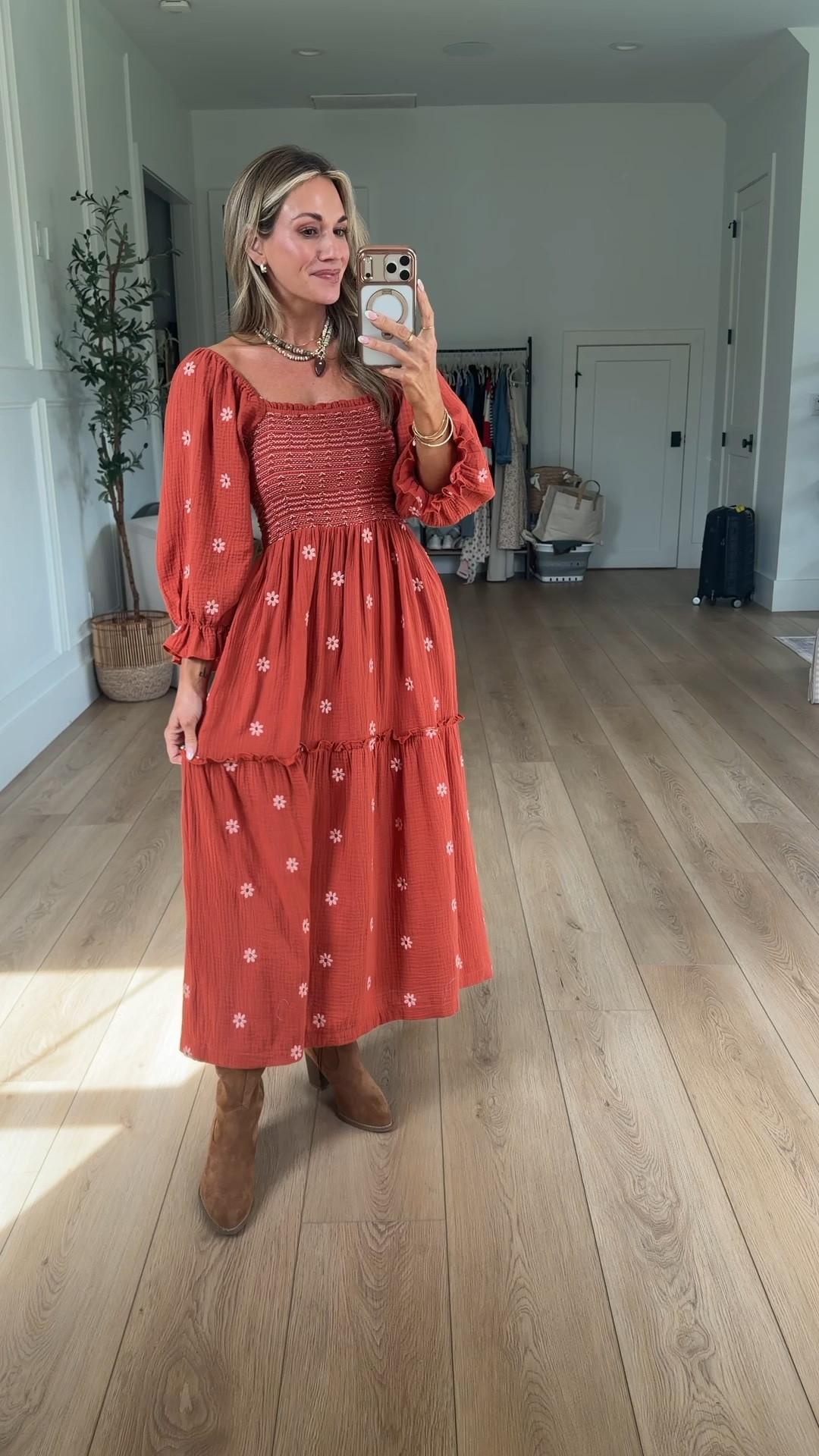 this dress is gorgeous for fall 🍁 perfect for any occasion from family photos to date night! I am 5’2 and wearing the small.