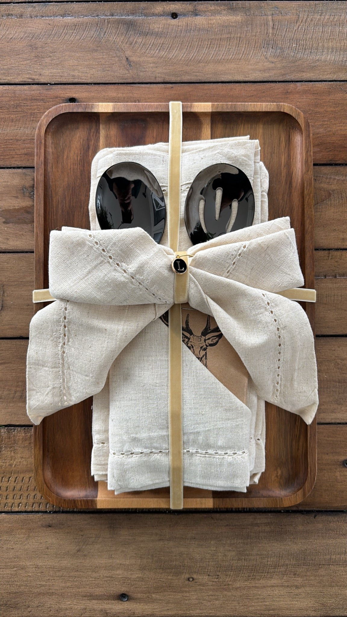 G I F T / Hostess Gift:
+ linen napkins
+ wood serving tray 
+ black serving spoons
+ wine glass charms

Amazon Canada | Christmas Decor | Holiday Party | Entertaining | For Her

#LTKholiday #LTKhome #LTKcanada